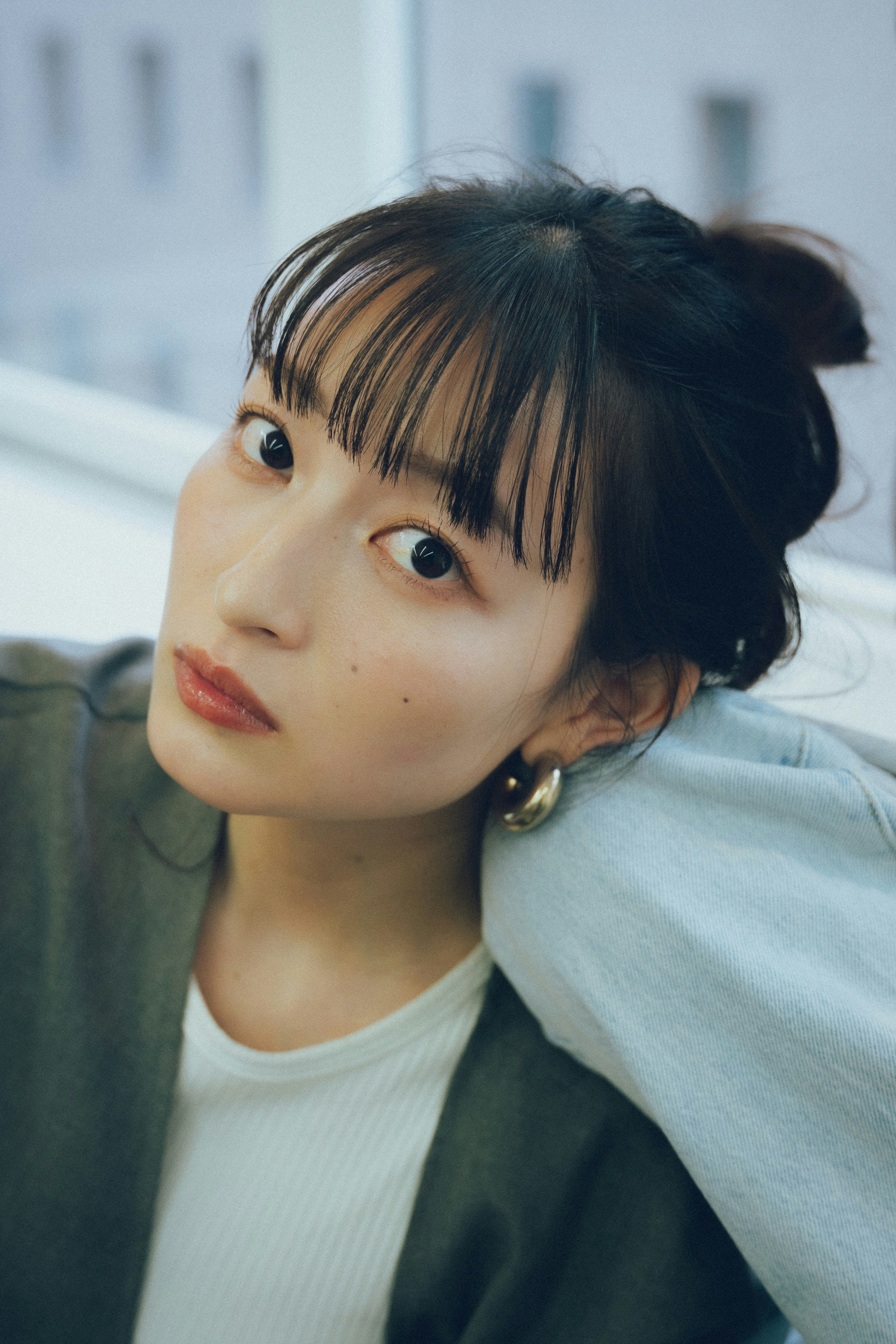 白い室内で寄り添う女性のポートレート