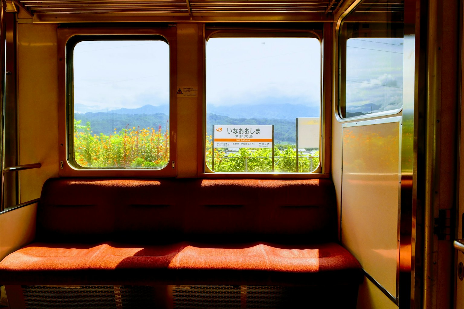 火车内部,棕色座椅和山景