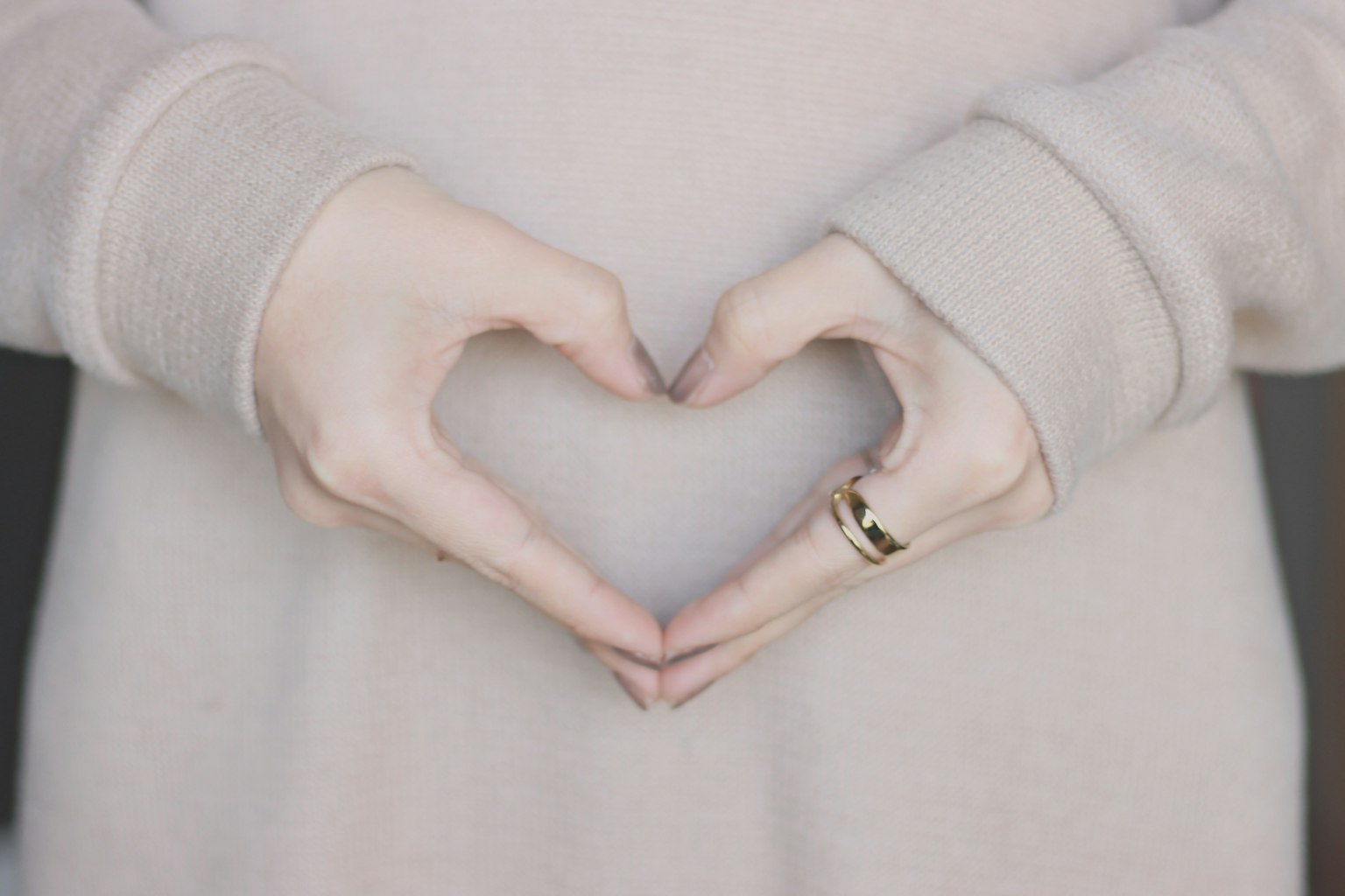 Persona che forma un cuore con le mani