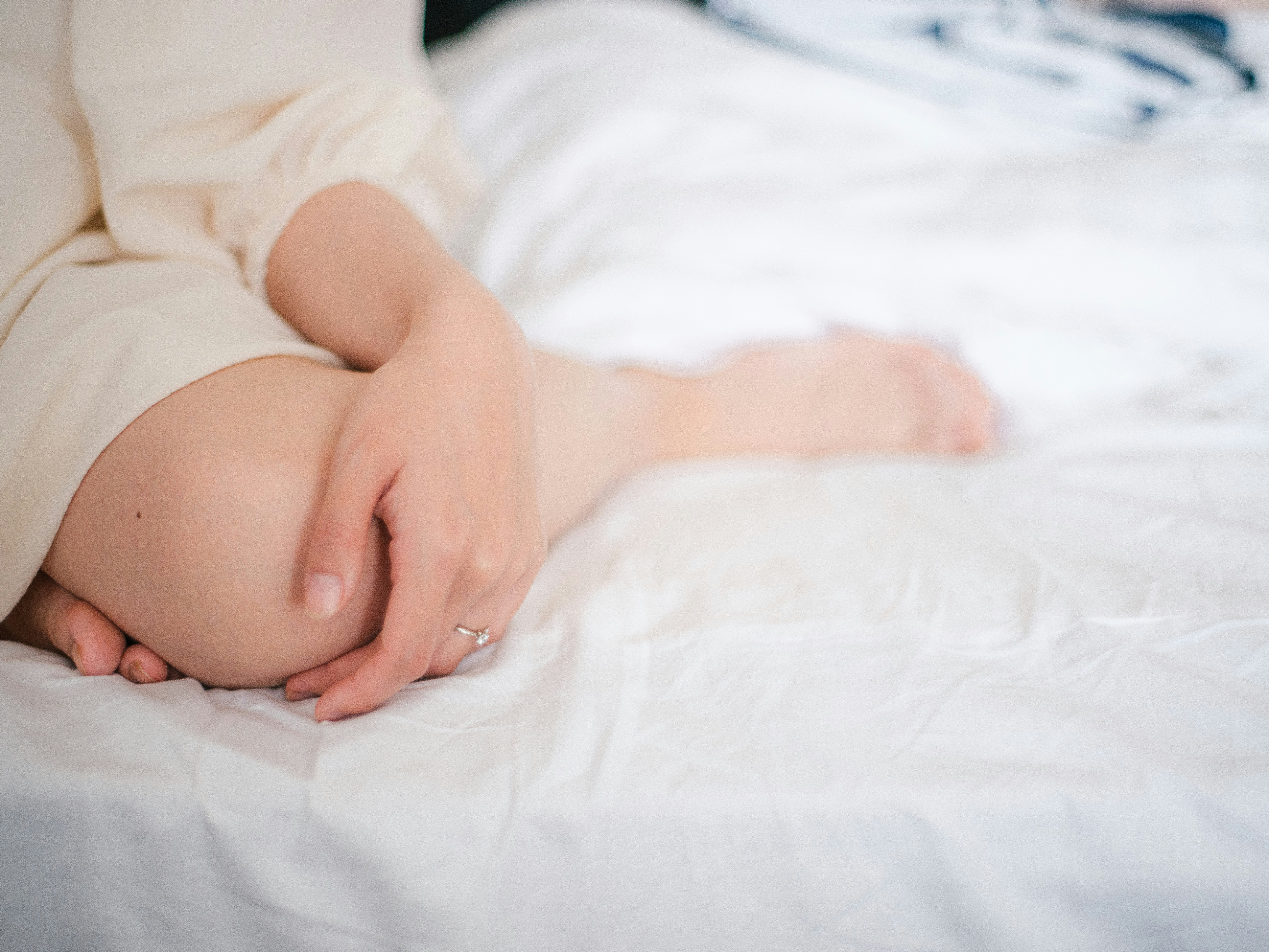 padre o madre e hijo abrazados en la cama
