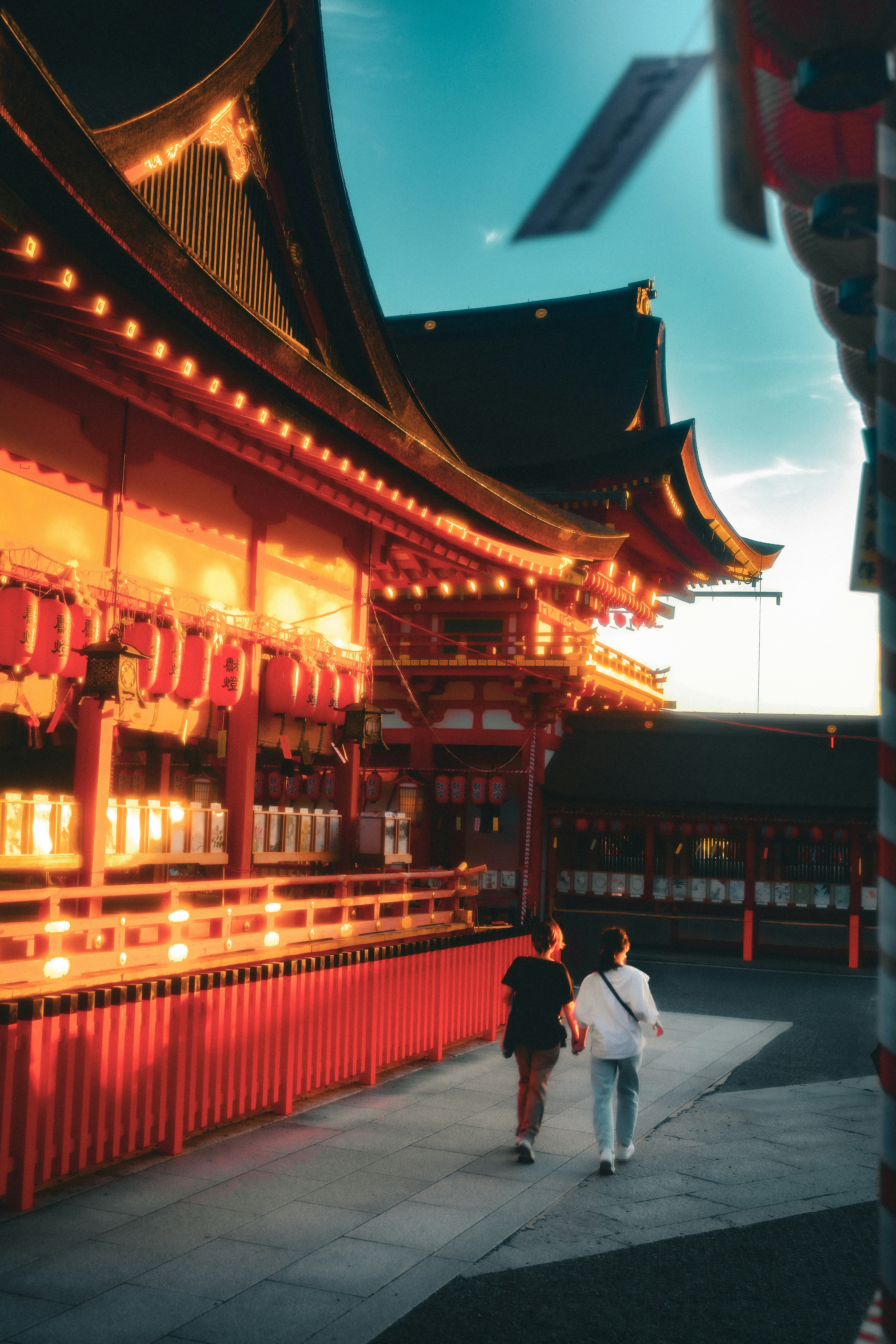 红色朱漆廊道与灯笼沿着寺庙通道