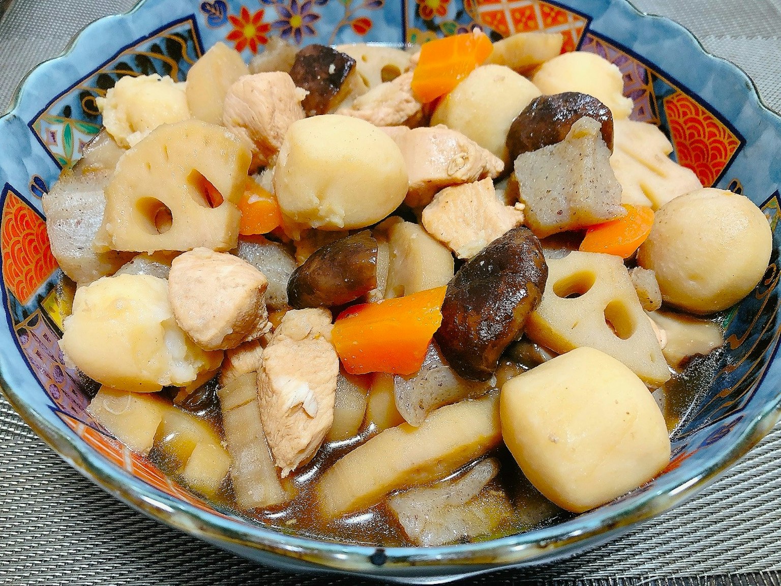 Semangkuk stew dengan sayuran campuran dan ayam