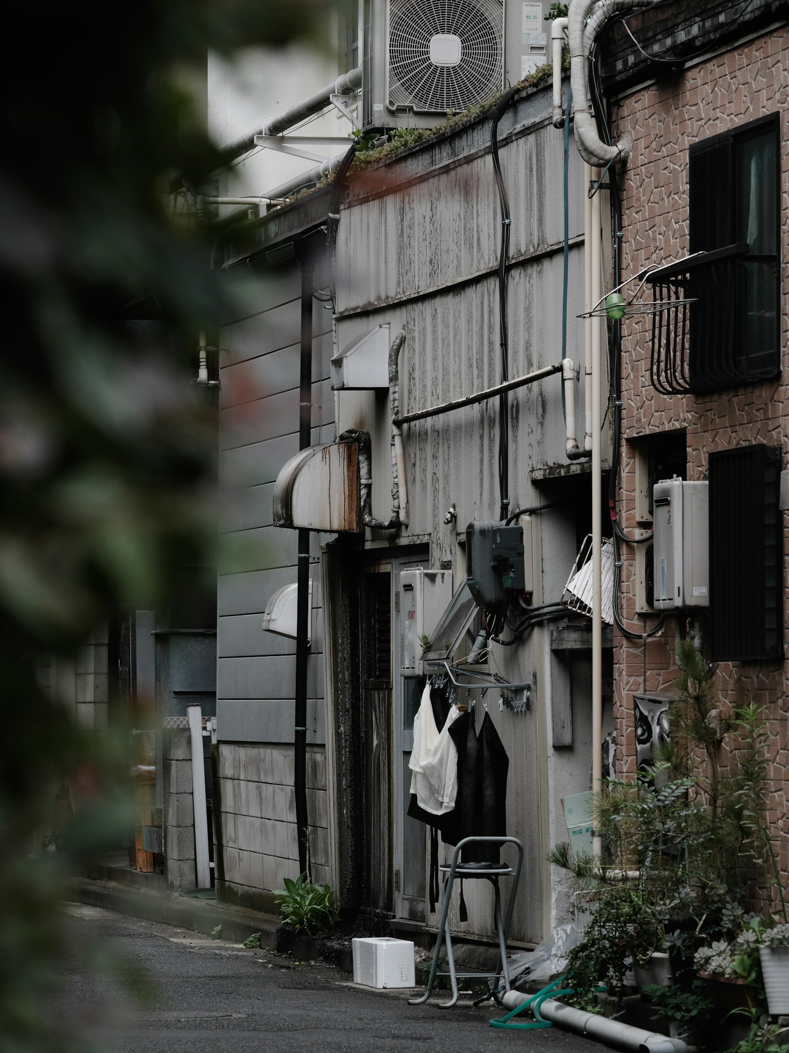 狭窄巷道中一栋旧建筑的外观和空调单元