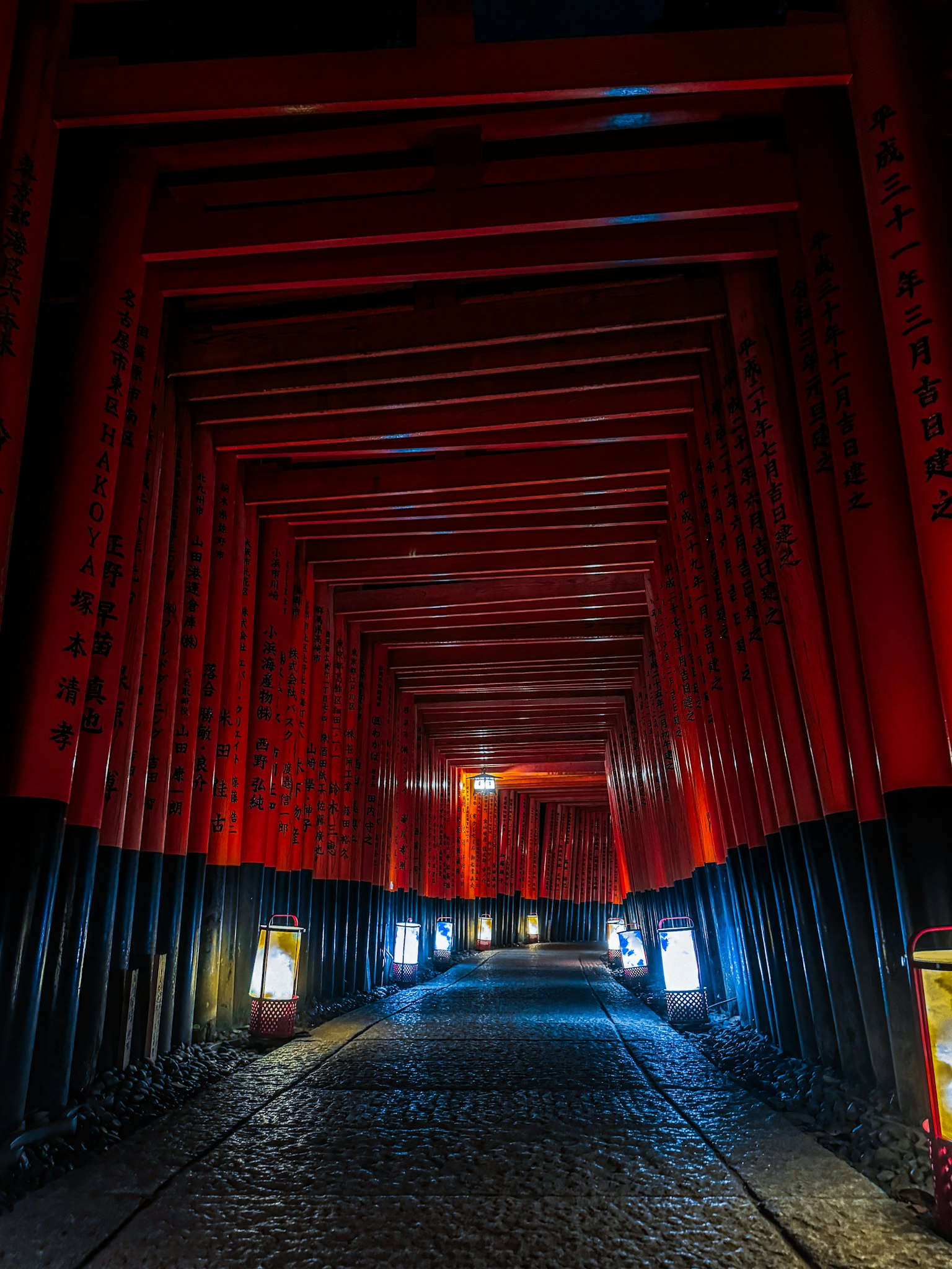 红色鸟居围绕的隧道照片