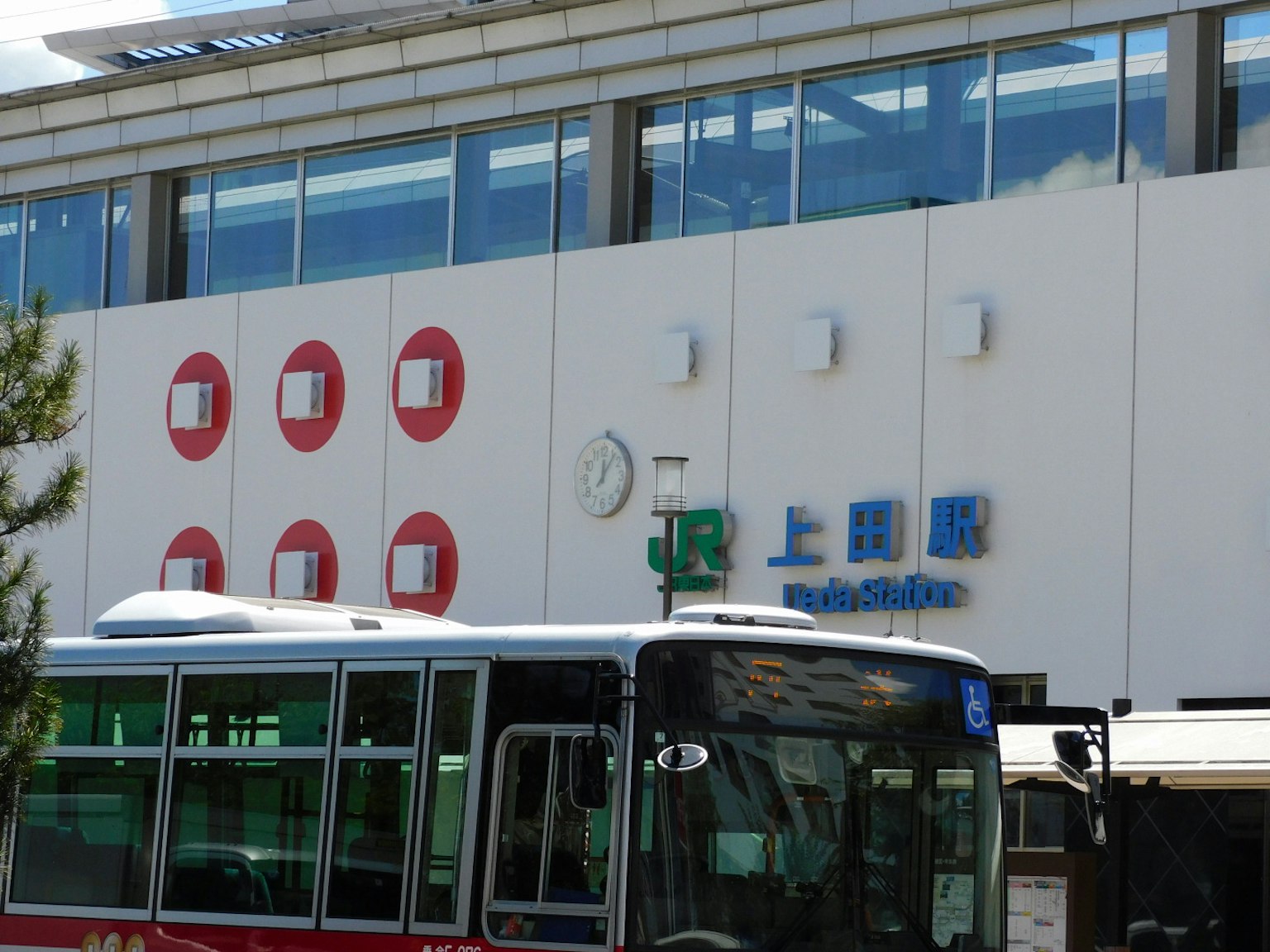 Vista exterior de una estación de autobuses con marcas circulares rojas
