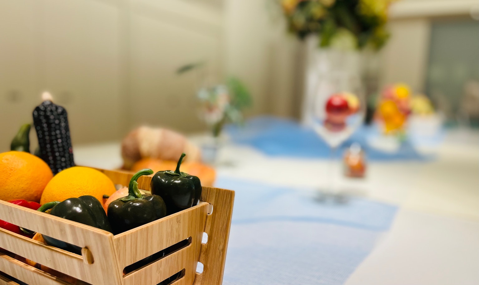 Cesto di legno pieno di verdure e frutta colorate su un tavolo