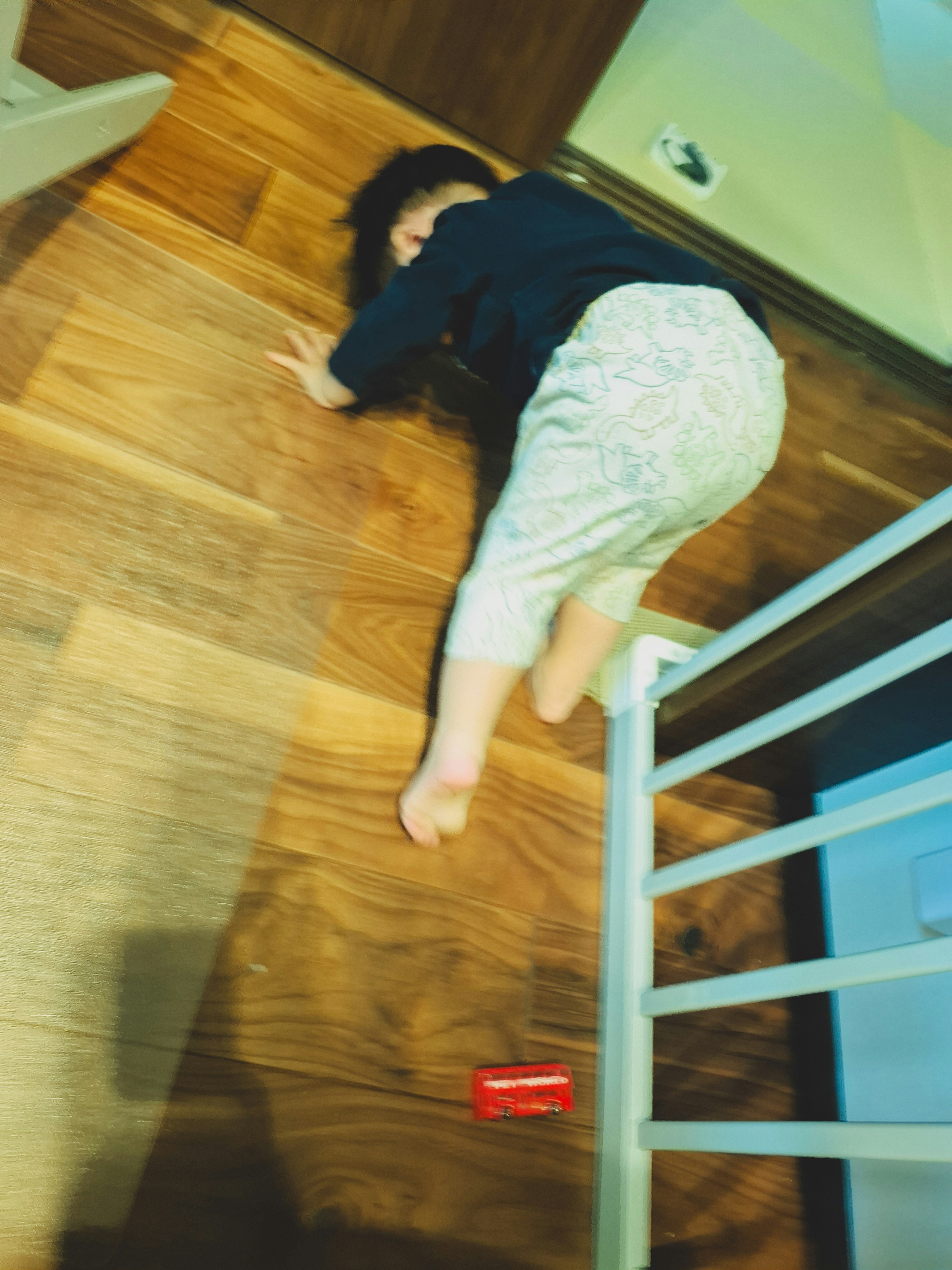 楼梯间突然玩耍的幼儿动作