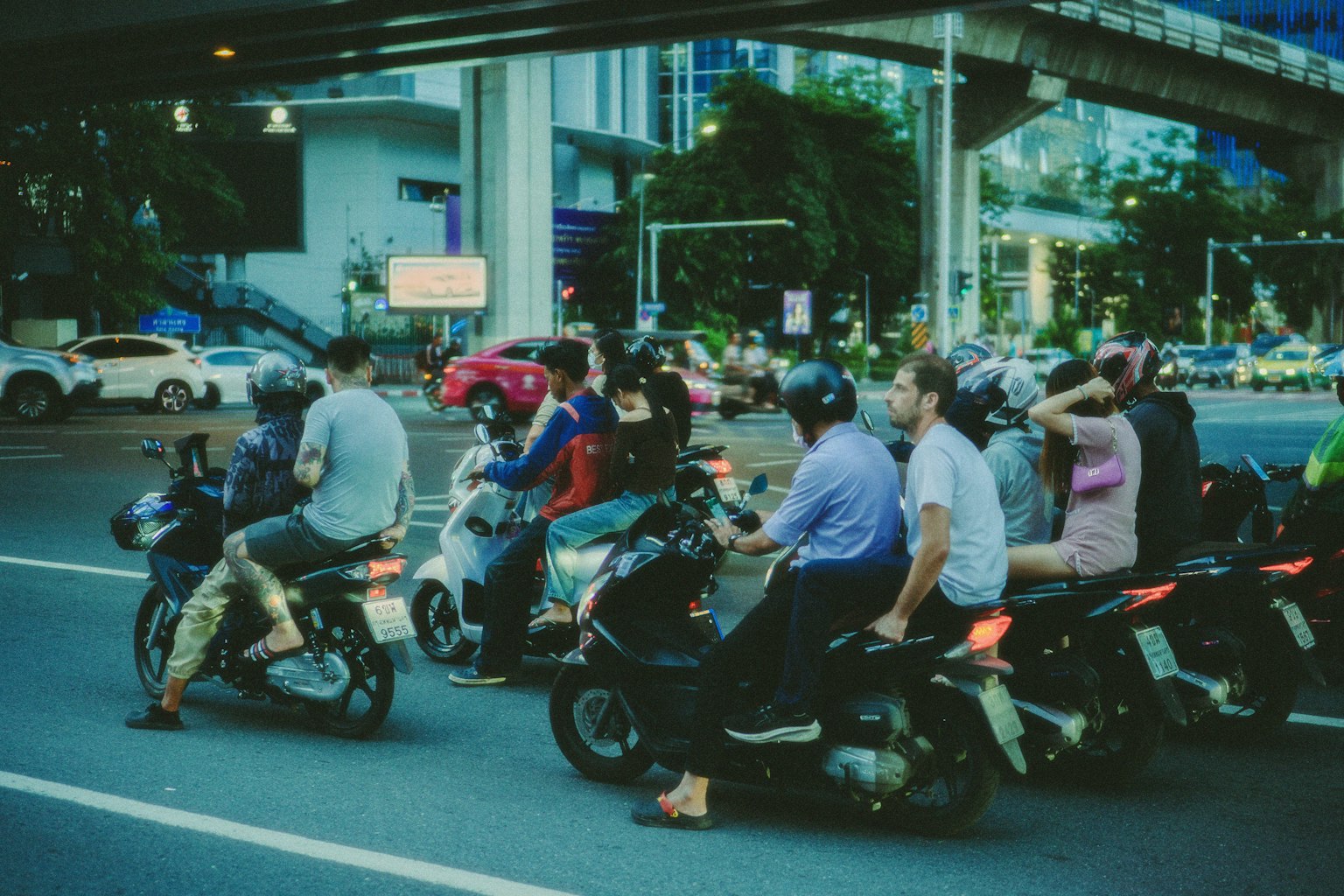ダークグレーの背景にシンプルなデザインの画像
