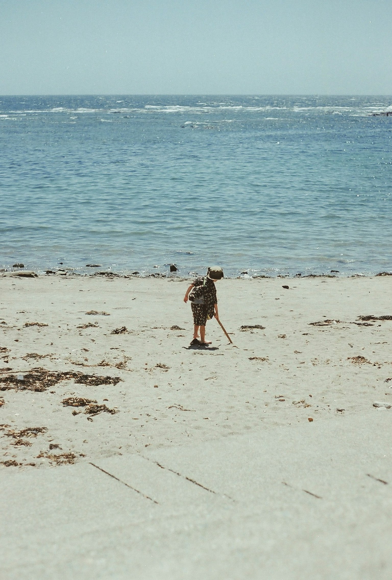 海岸で砂を掘る子供の姿