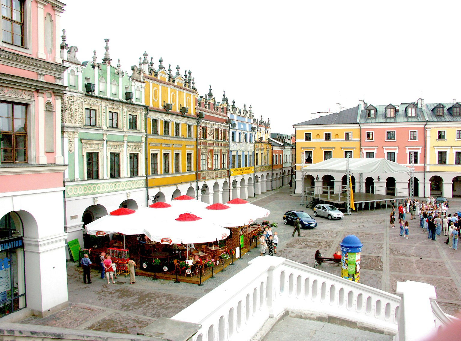 Edifici colorati e una piazza con ombrelloni