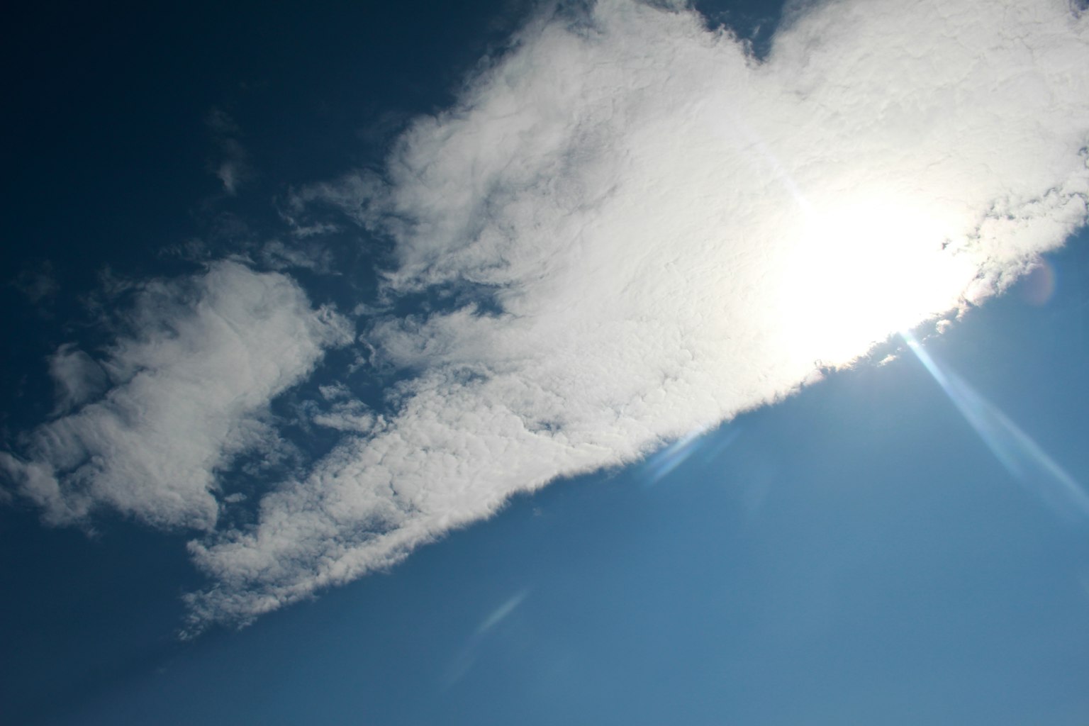 Nuvole illuminate dalla luce del sole contro un cielo blu