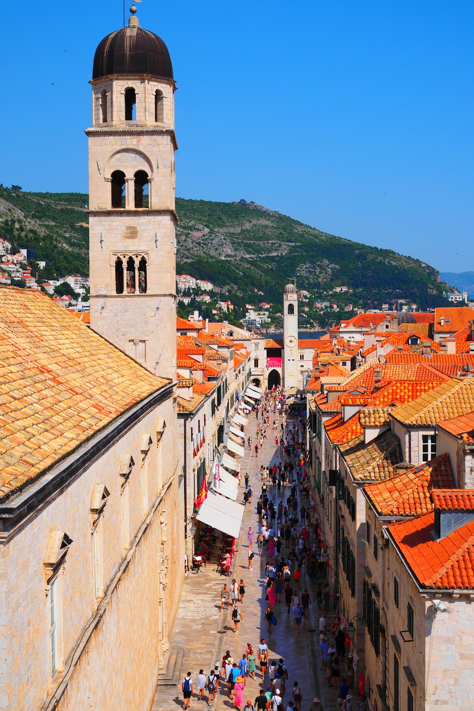 Pemandangan indah Dubrovnik dengan atap oranye dan menara bersejarah