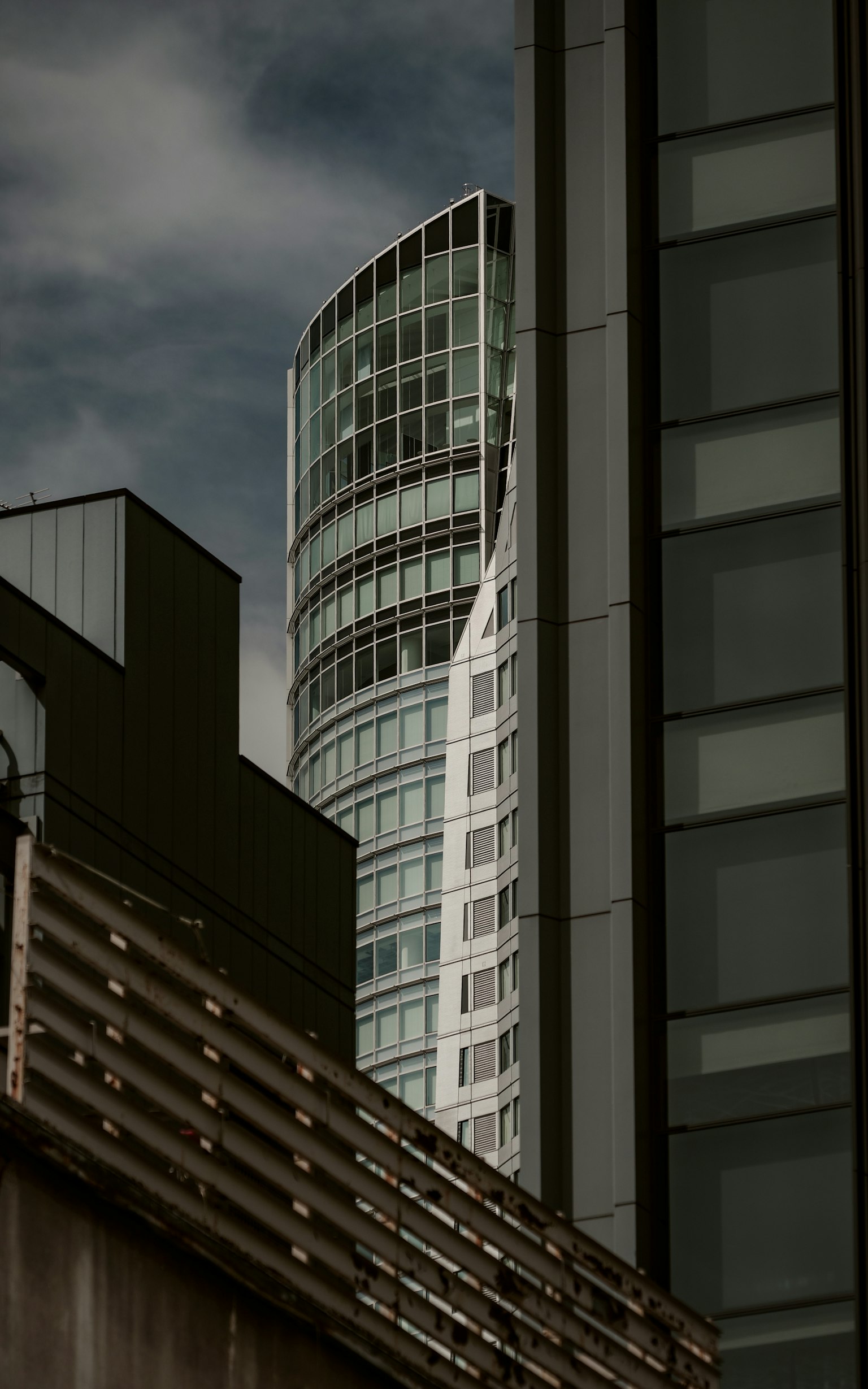 城市景观与重叠的摩天大楼 现代建筑设计和阴暗的天空
