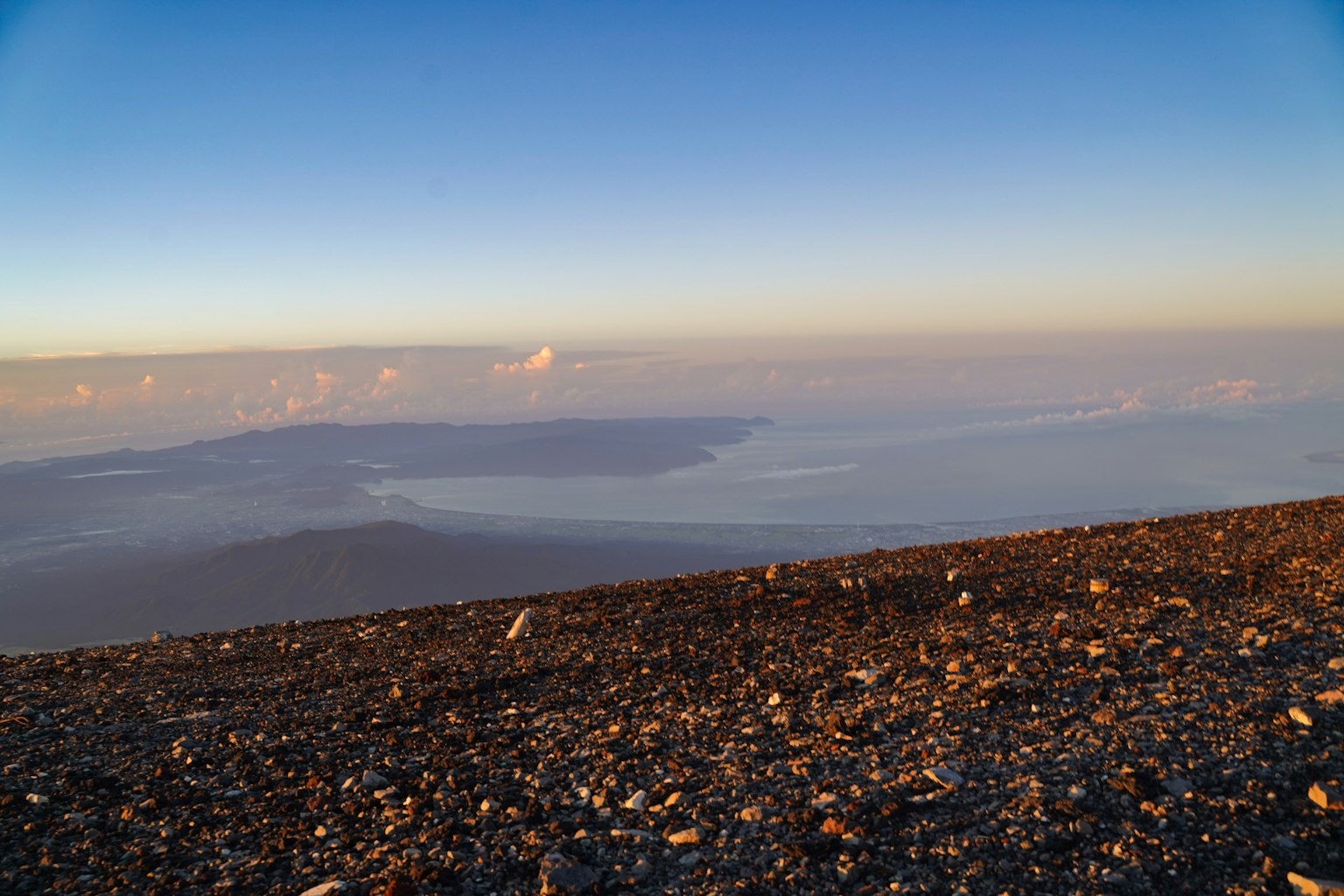 Vue magnifique depuis le sommet de la montagne avec un ciel bleu et des îles lointaines
