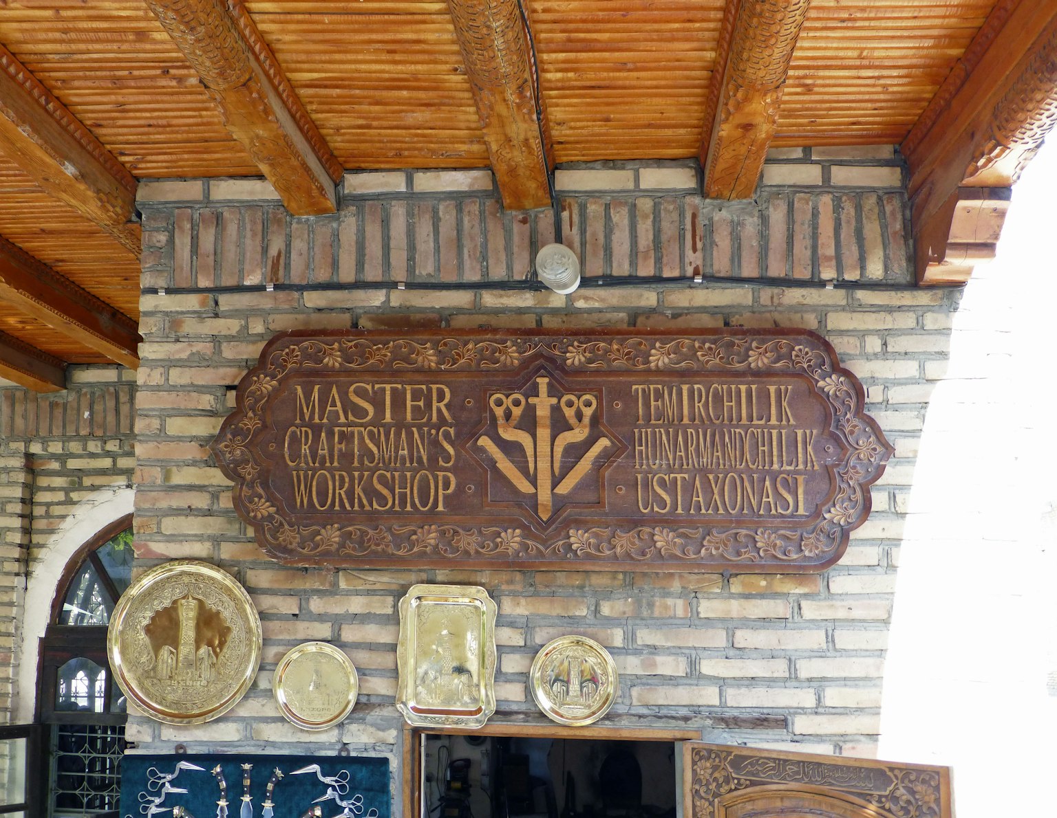 Holzschild mit eingraviertem Text und Symbol der Meisterwerkstatt