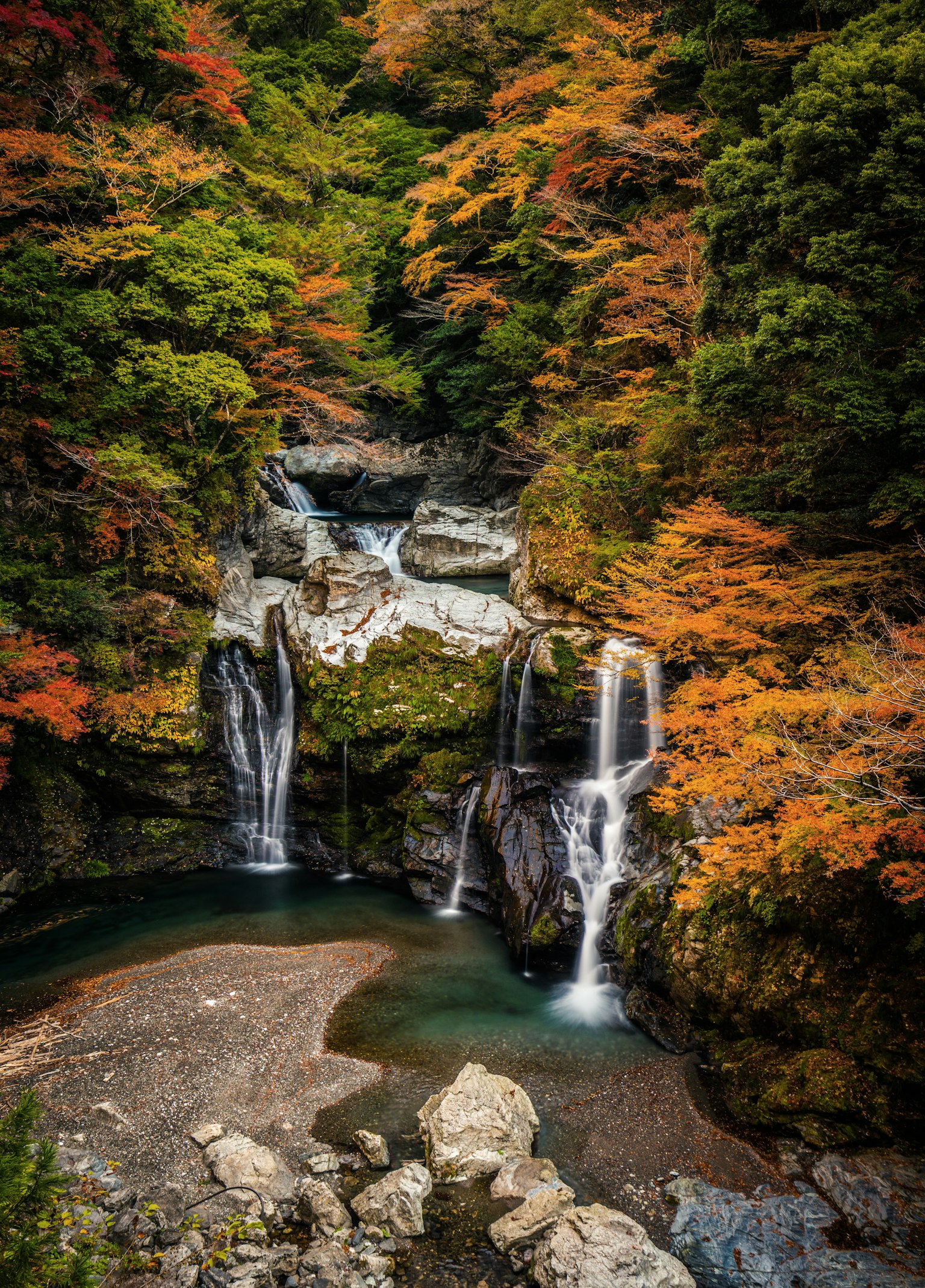 美しい滝と秋の紅葉が広がる自然の風景