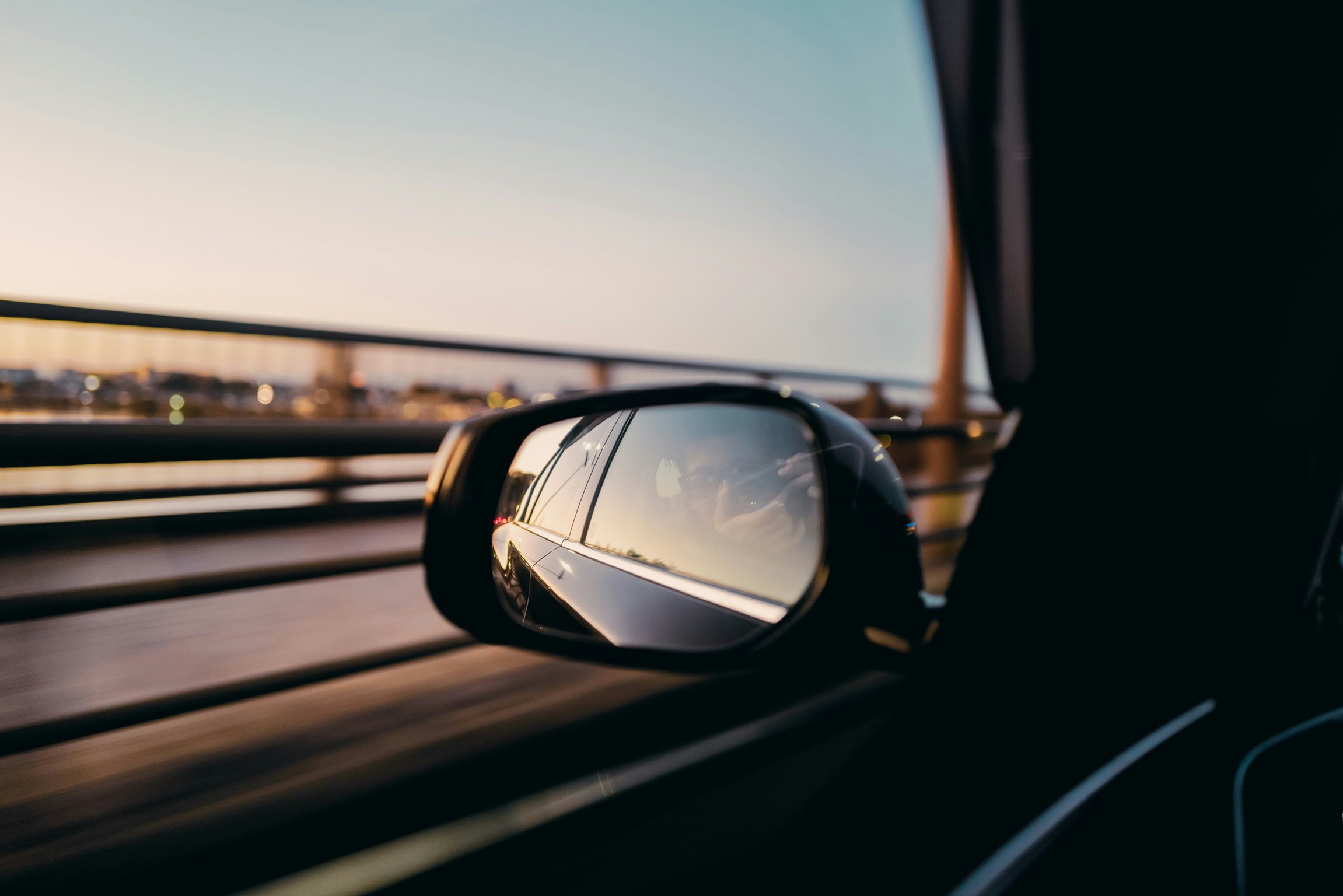 汽車側後視鏡視角的高速公路行駛