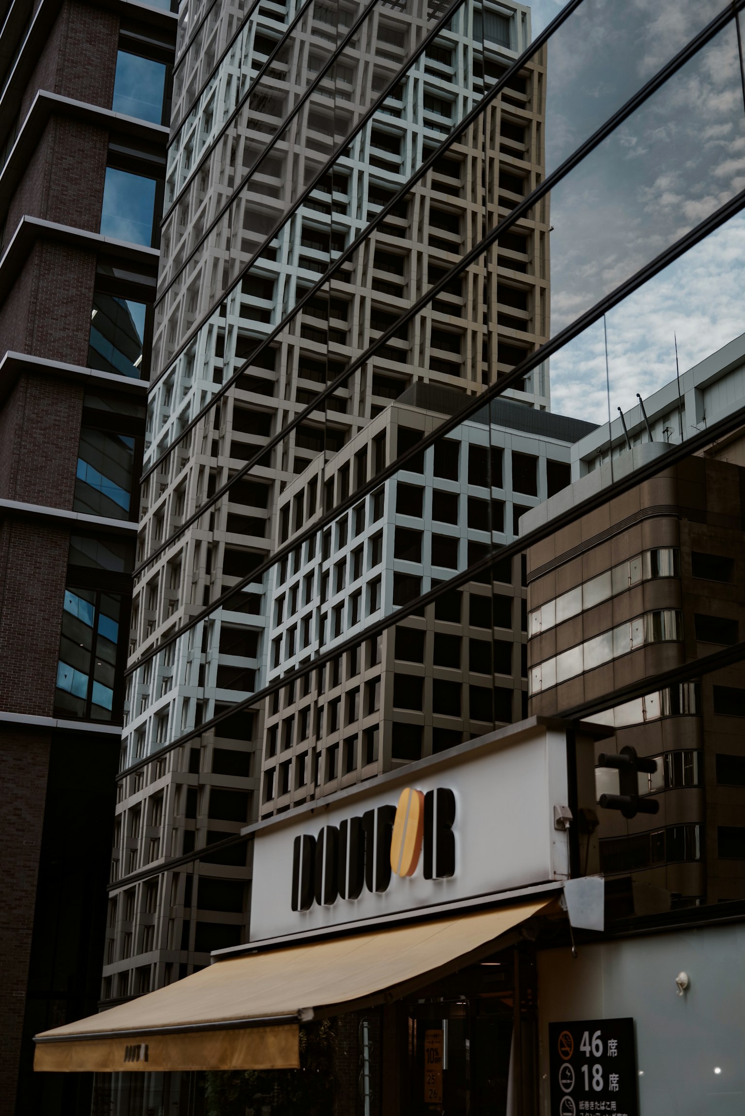 Escena urbana con fachada de edificio moderno de vidrio reflectante y patrones geométricos