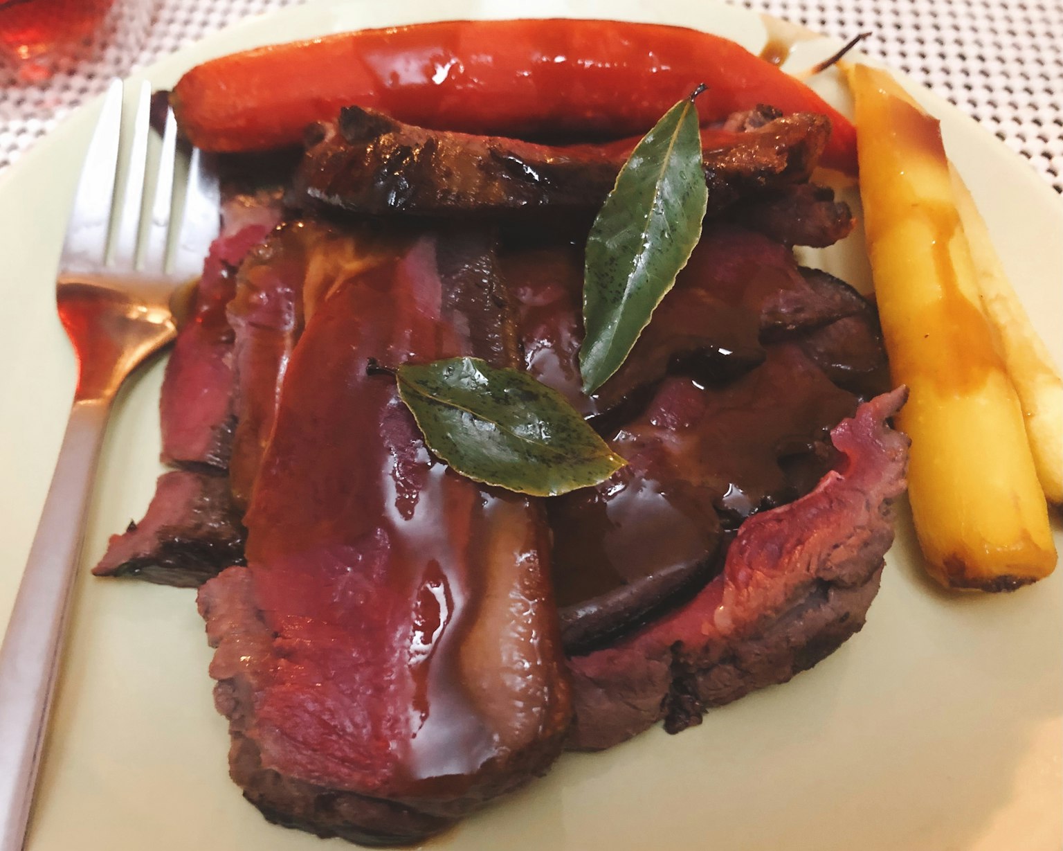 Piatto di carne alla griglia con fette di manzo con salsa salsiccia e erbe