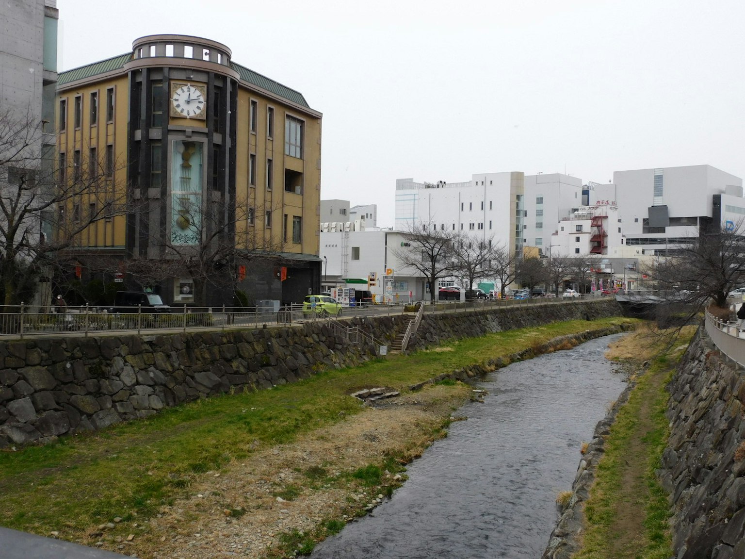 Vista panoramica con un edificio storico vicino a un fiume e architettura moderna