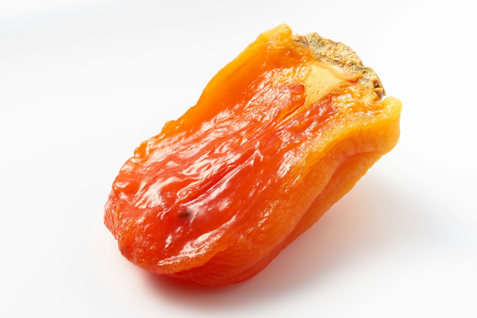 Getrocknete Frucht mit rötlich-brauner Haut und faltiger Textur