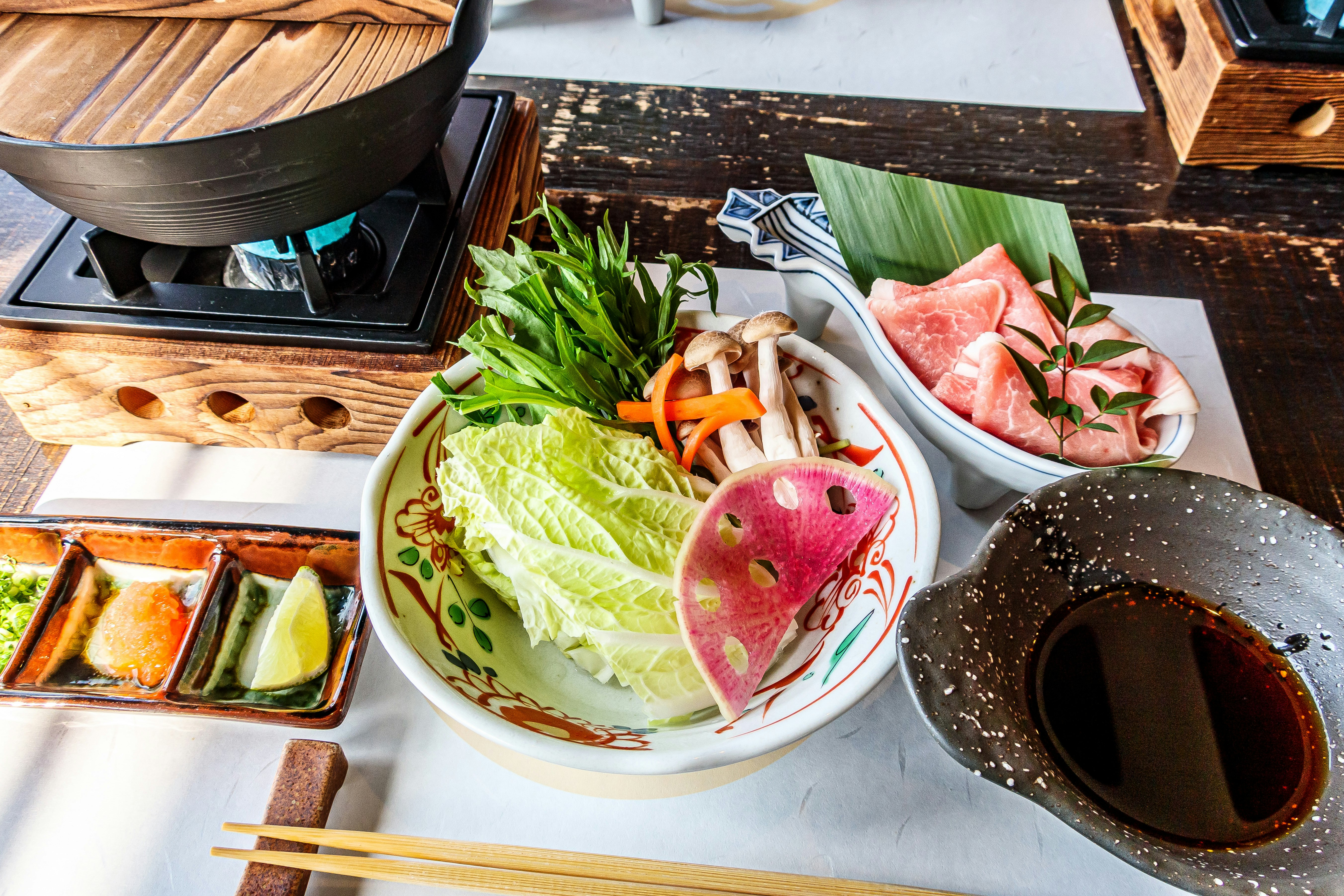 木製トレイに盛られたサラダと生ハムの前菜