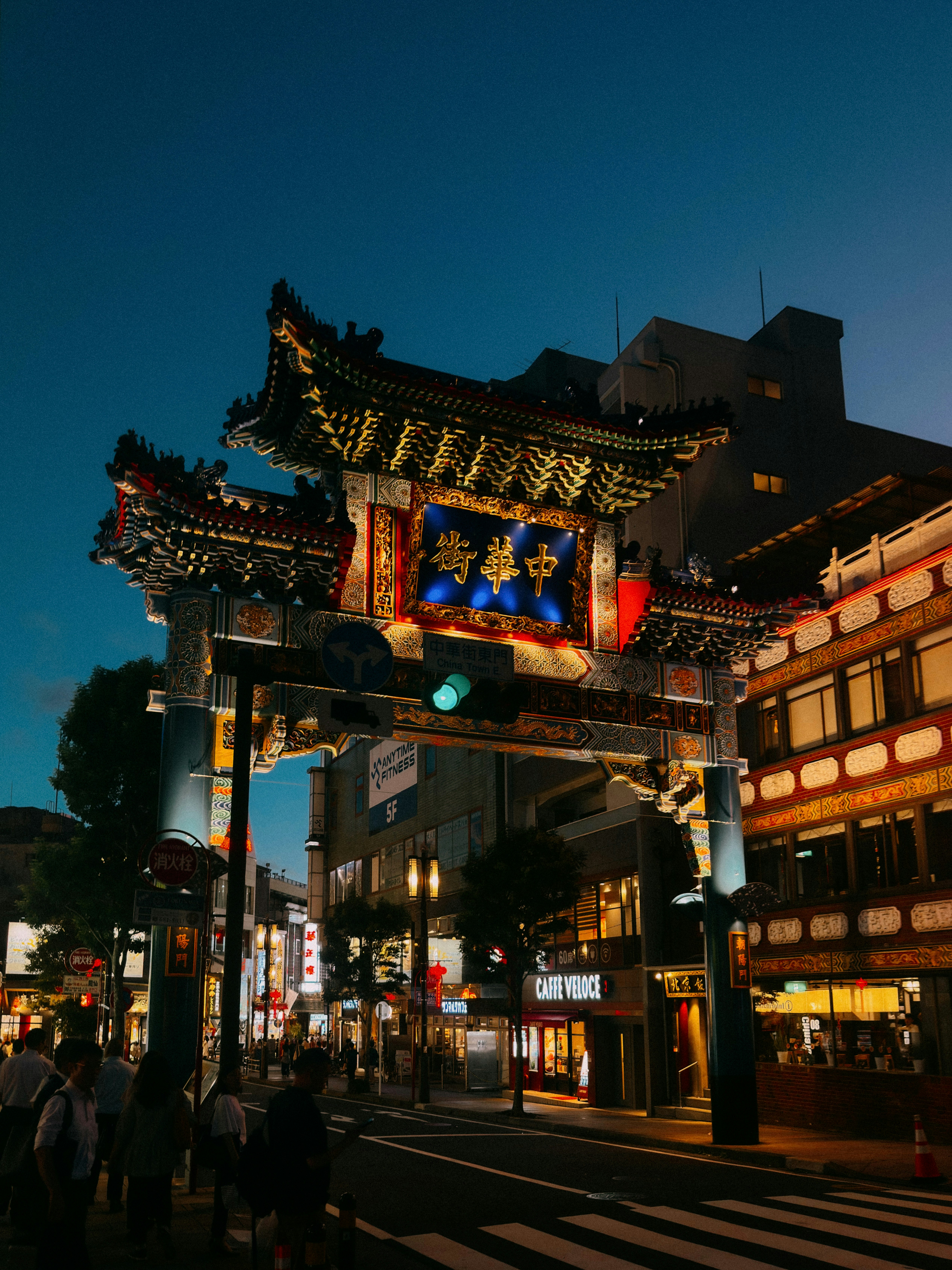 夜の中華街（朝陽門）に並ぶ提灯と街並み