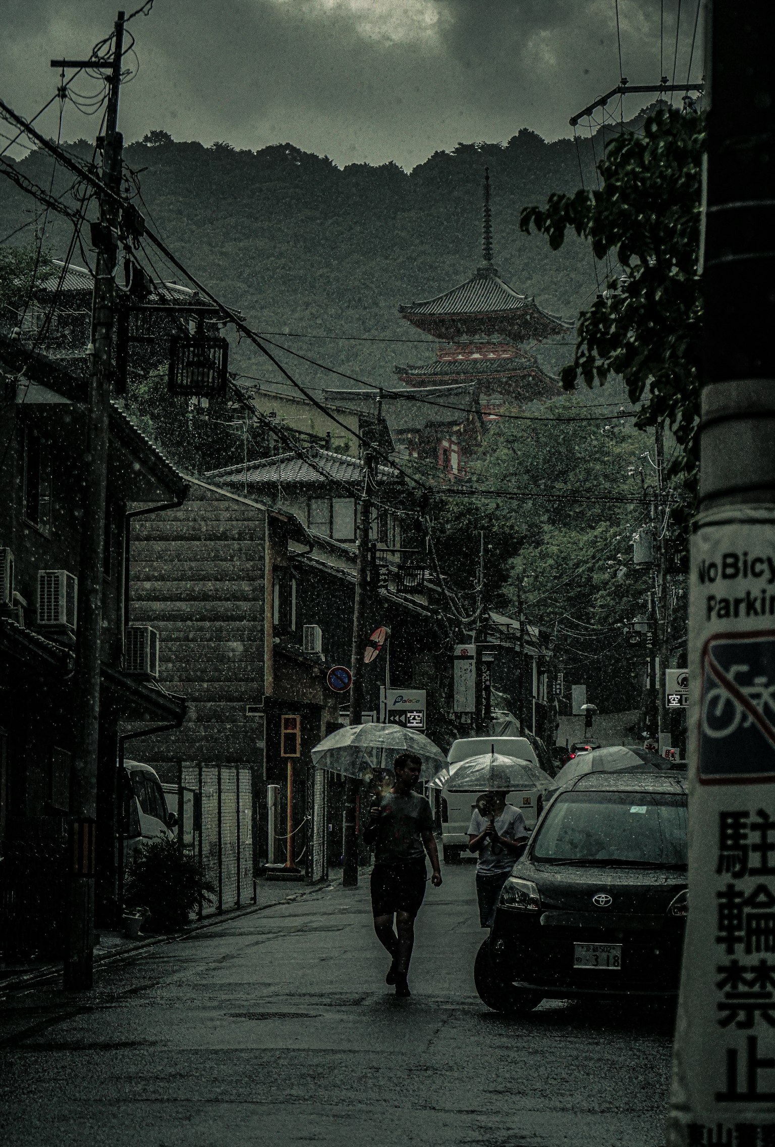 雨中行走的人与街道两旁的传统建筑