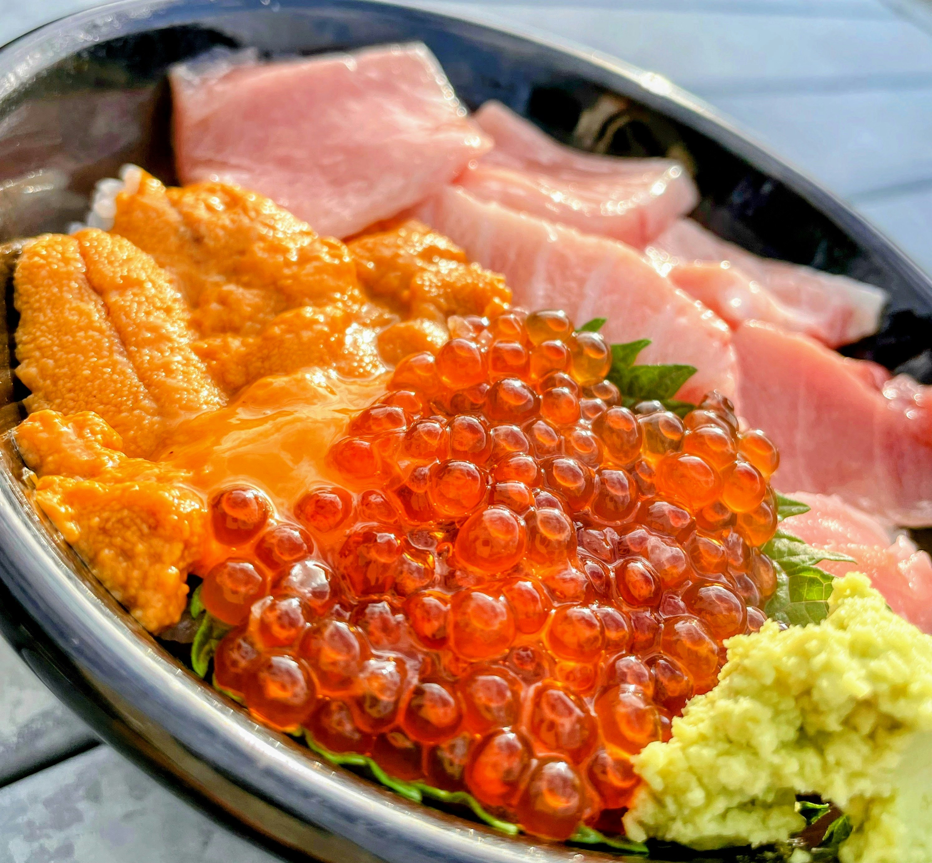 海胆、鱼子酱和金枪鱼海鲜丼