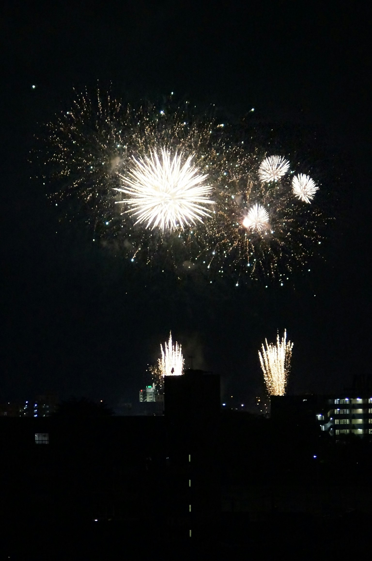 การแสดงดอกไม้ไฟสีขาวที่ระเบิดในยามค่ำคืน