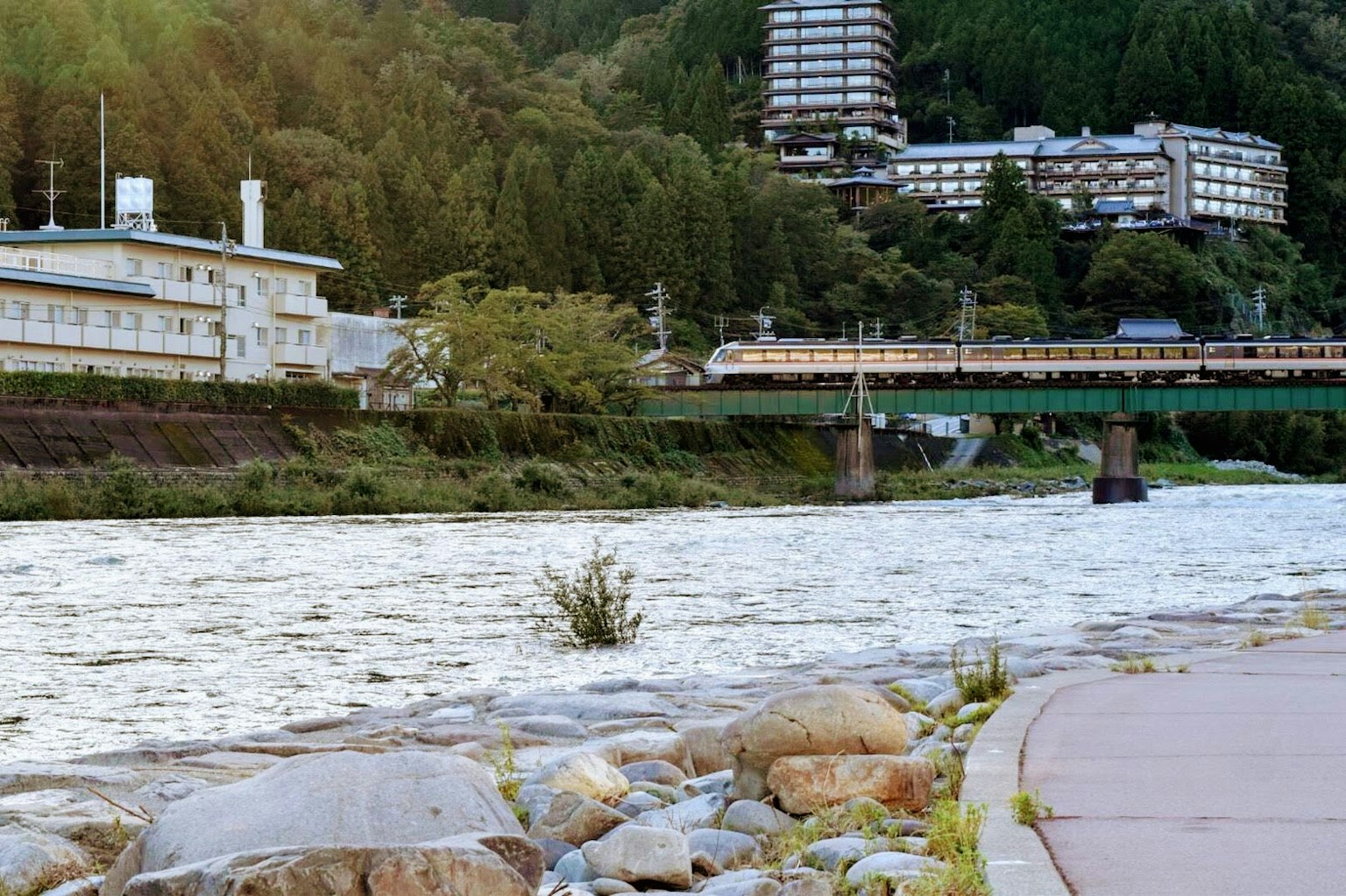 河边的风景，包含建筑和火车