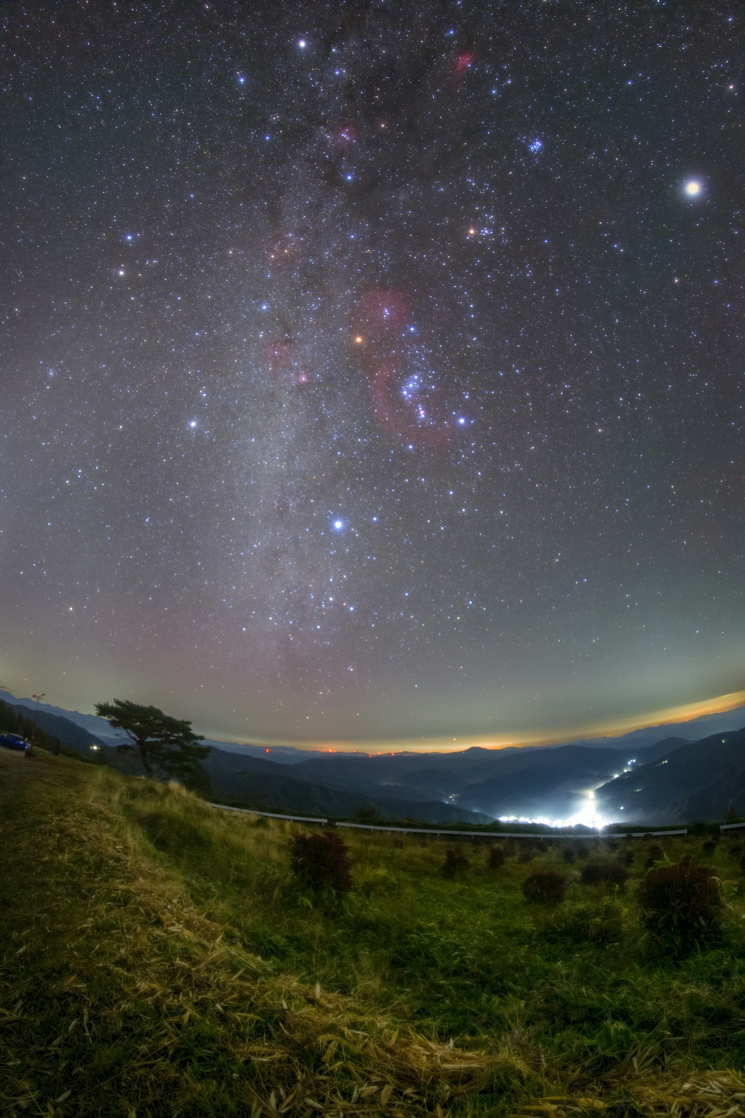 Langit malam dipenuhi bintang dan pemandangan gunung