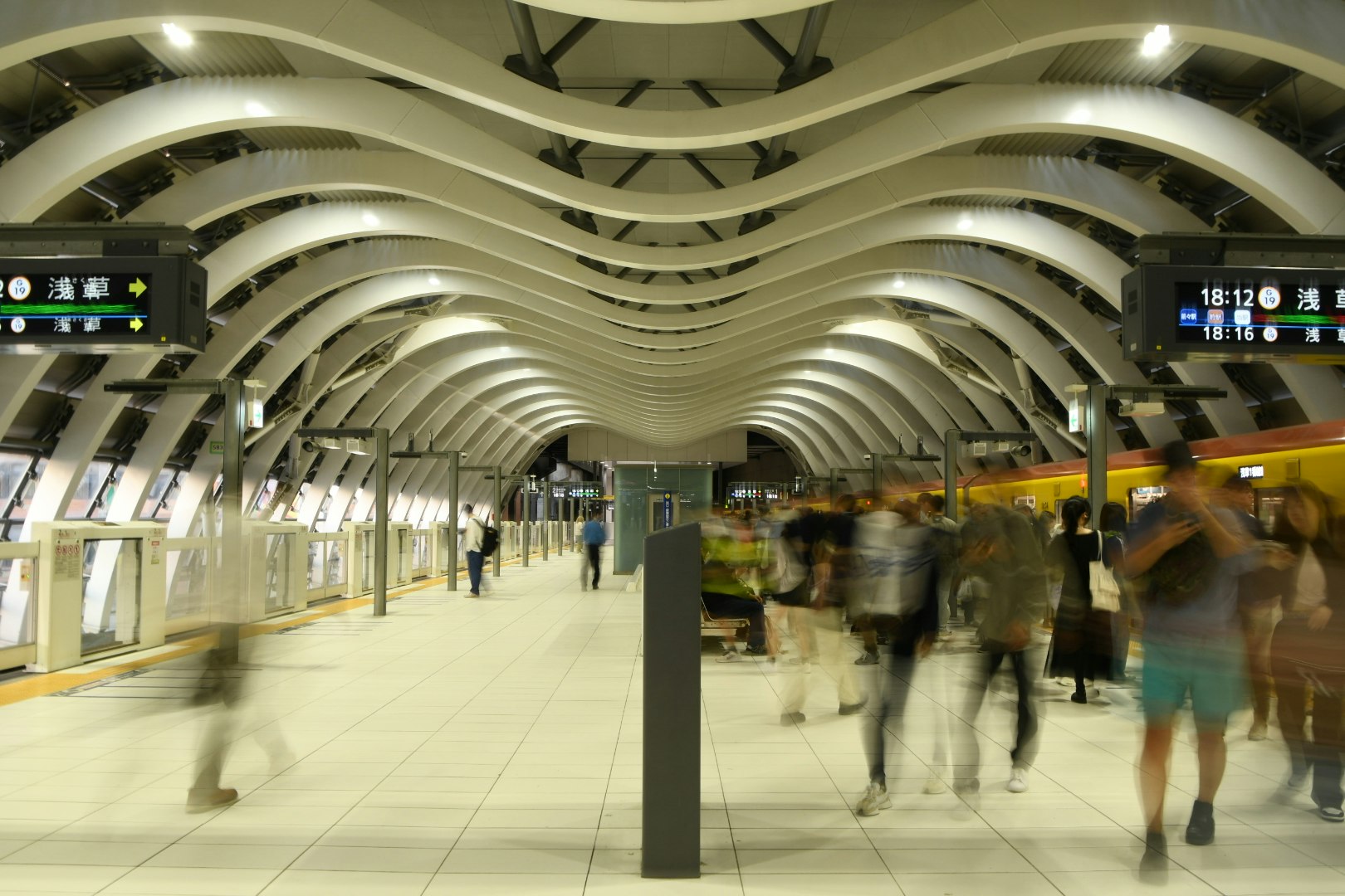 アーチ型の高架駅構内を人が行き交う通路