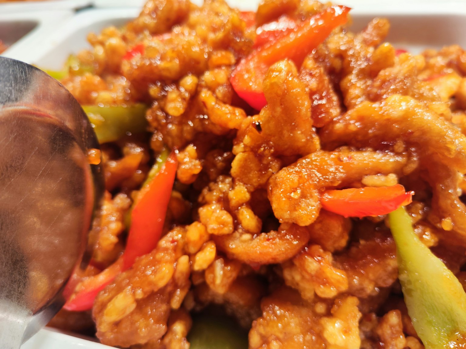 Close-up hidangan ayam asam manis dengan paprika dan sayuran