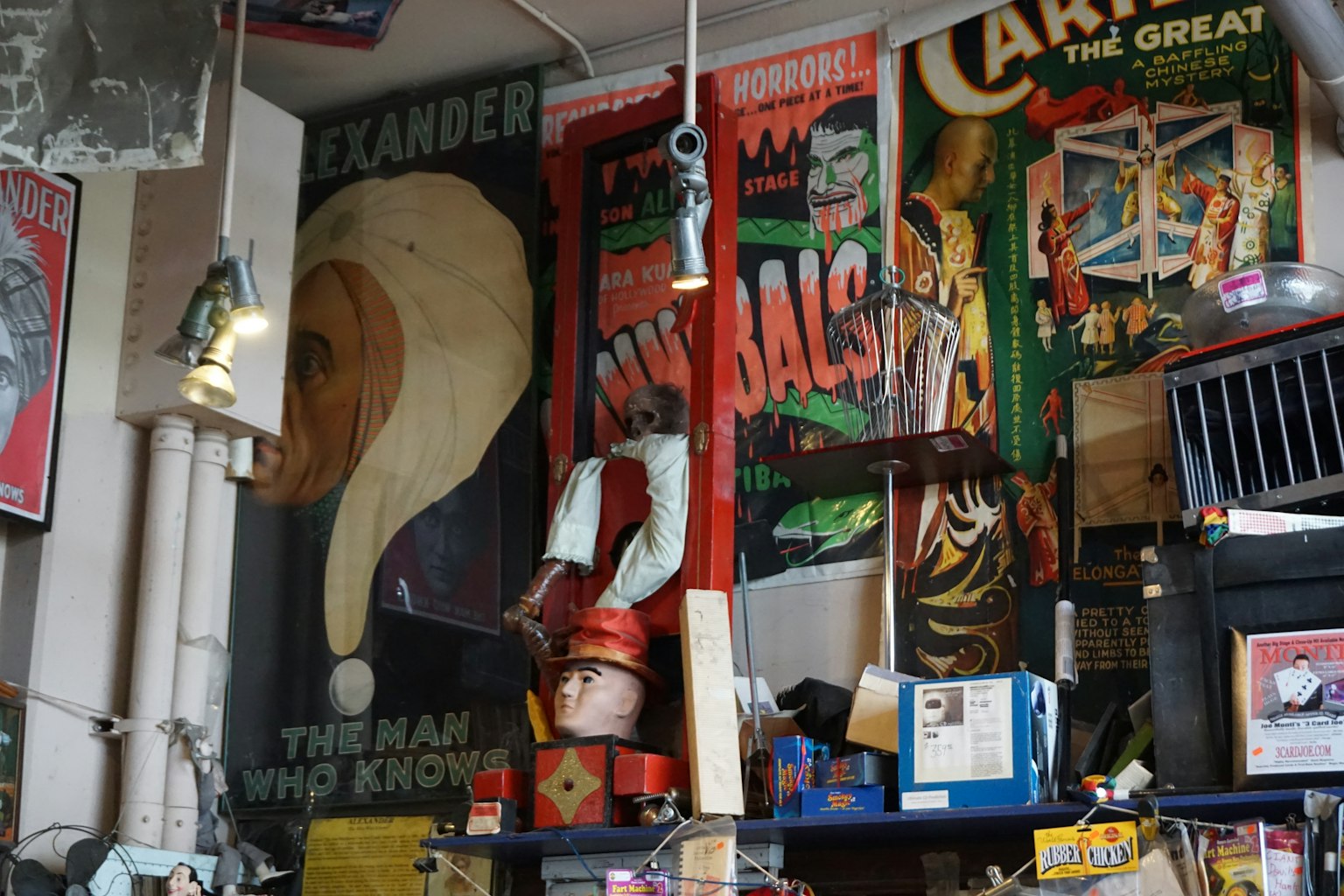 Nội thất của cửa hàng vintage với những áp phích cổ điển đa dạng trên tường