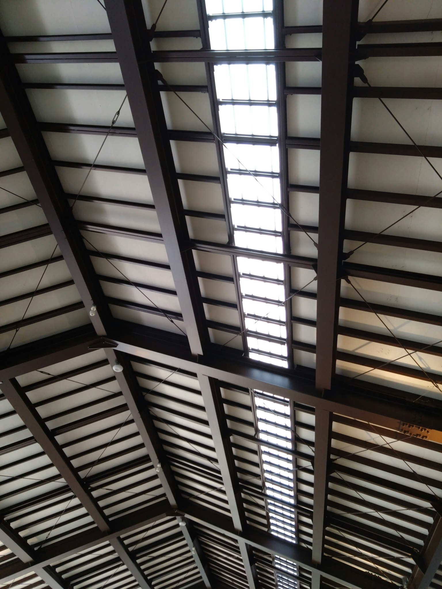 Struttura del soffitto industriale con travi visibili e luce naturale