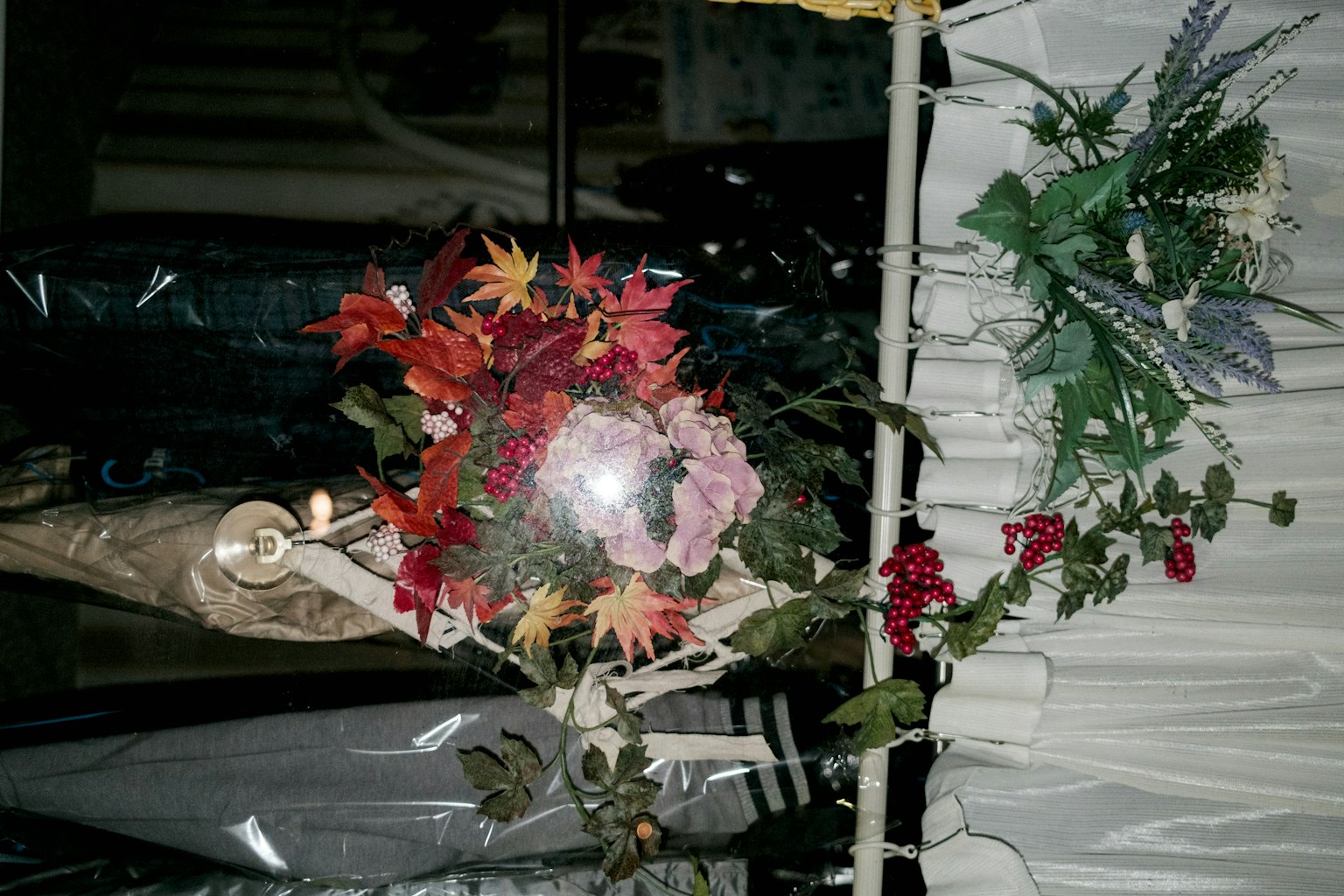 Bunte künstliche Blumen und Blätter in einer dekorativen Anordnung
