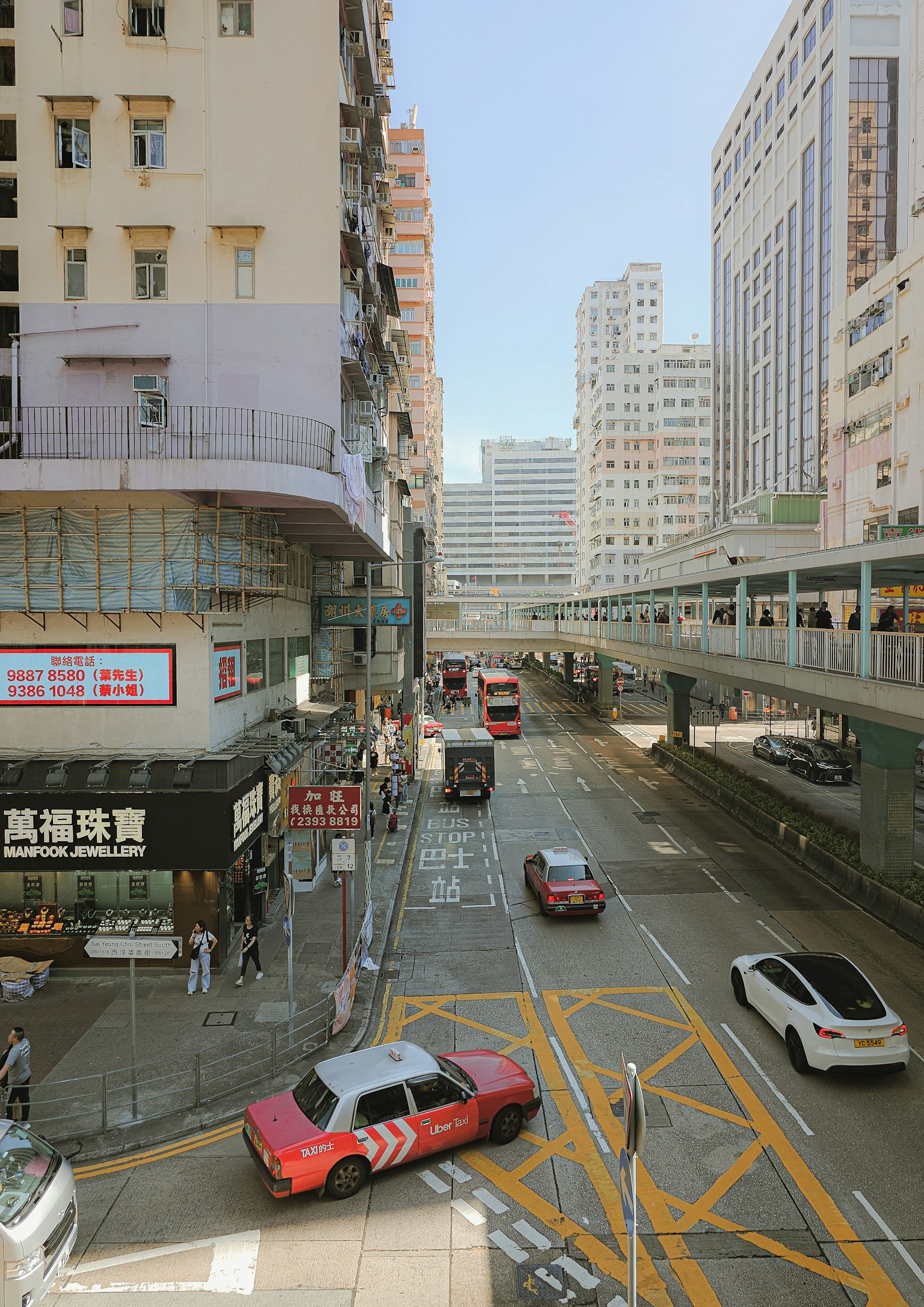 홍콩의 도시 거리와 교통을 보여주는 이미지