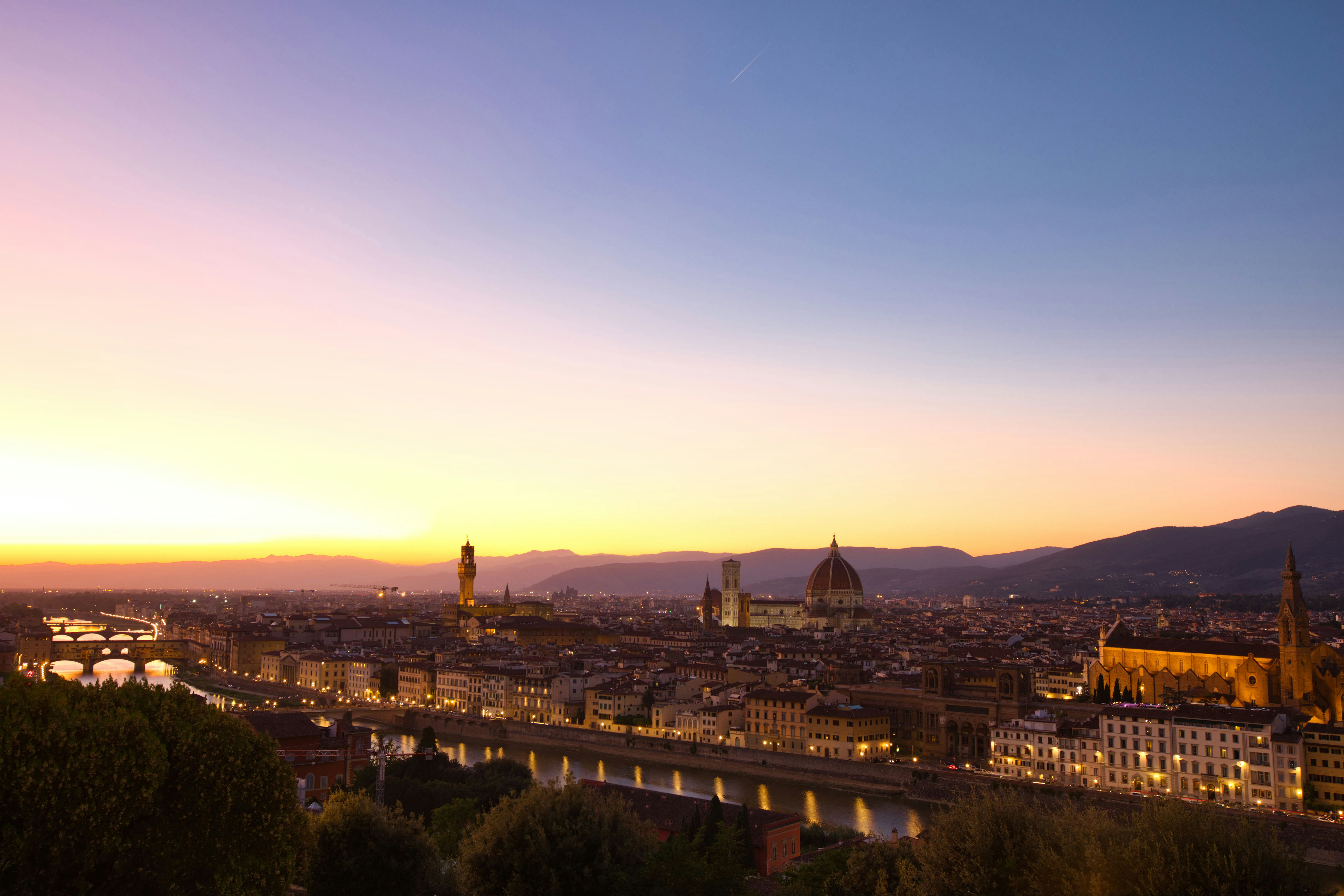 coucher de soleil sur Florence et le paysage urbain de l’Arno