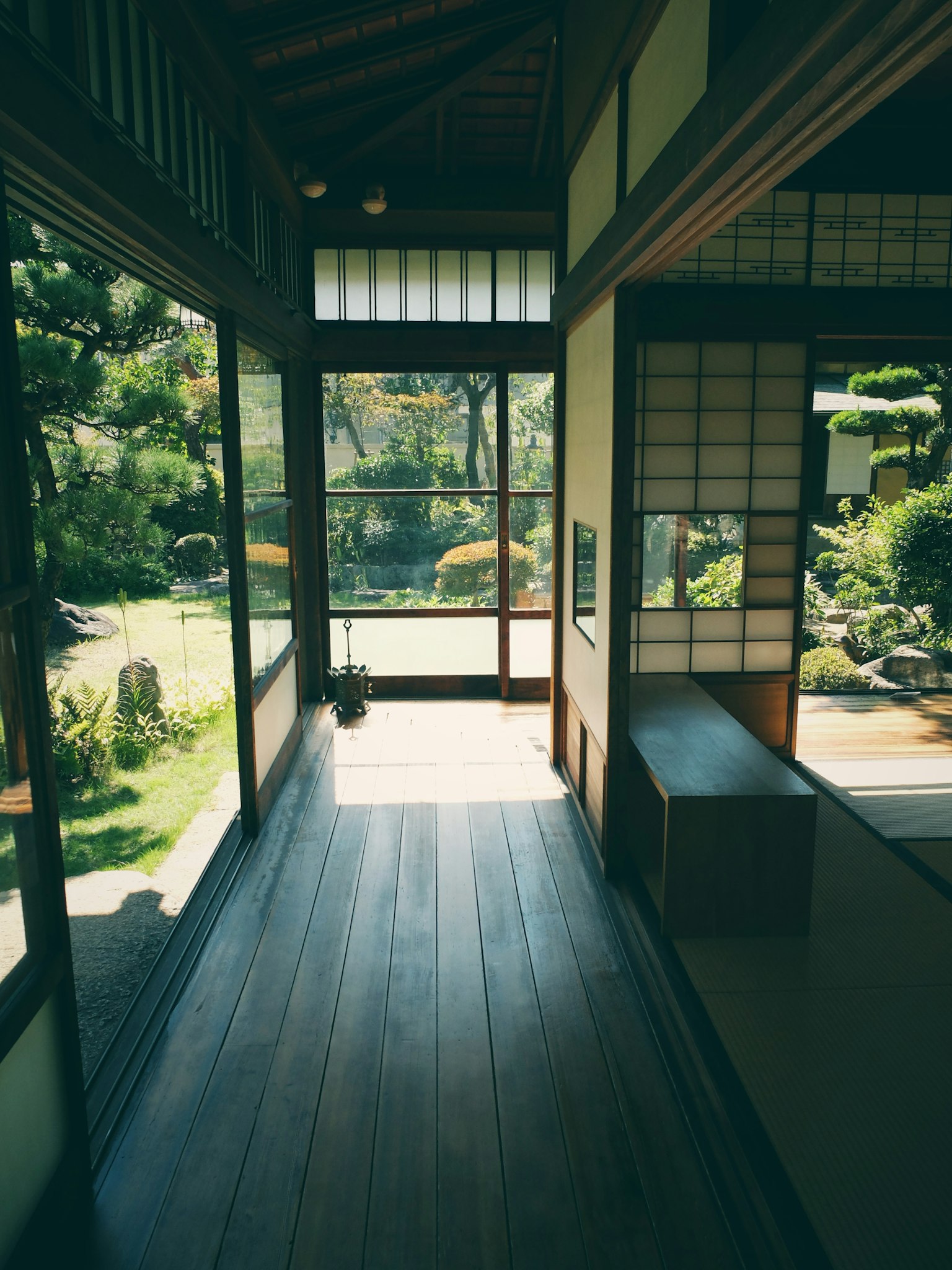 傳統日本房屋內部視角,俯瞰美麗花園