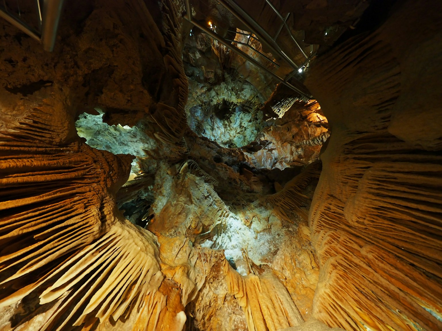 Innensicht einer Höhle mit Stalaktiten und Stalagmiten