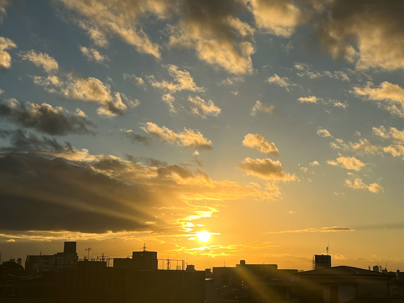 美麗的日落風景照片，雲彩和城市天際線