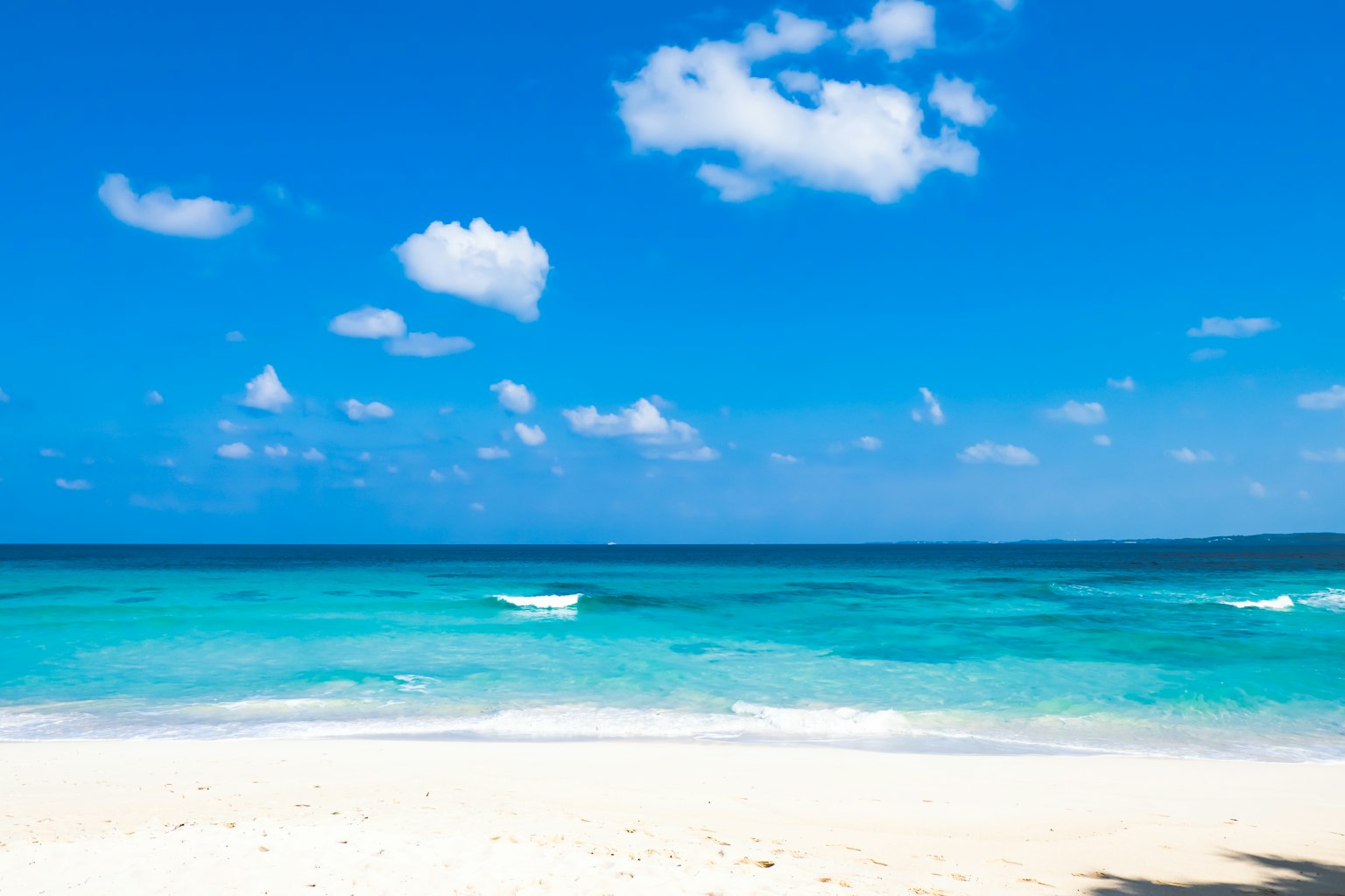 Vista di una spiaggia con cielo blu e acqua turchese chiara