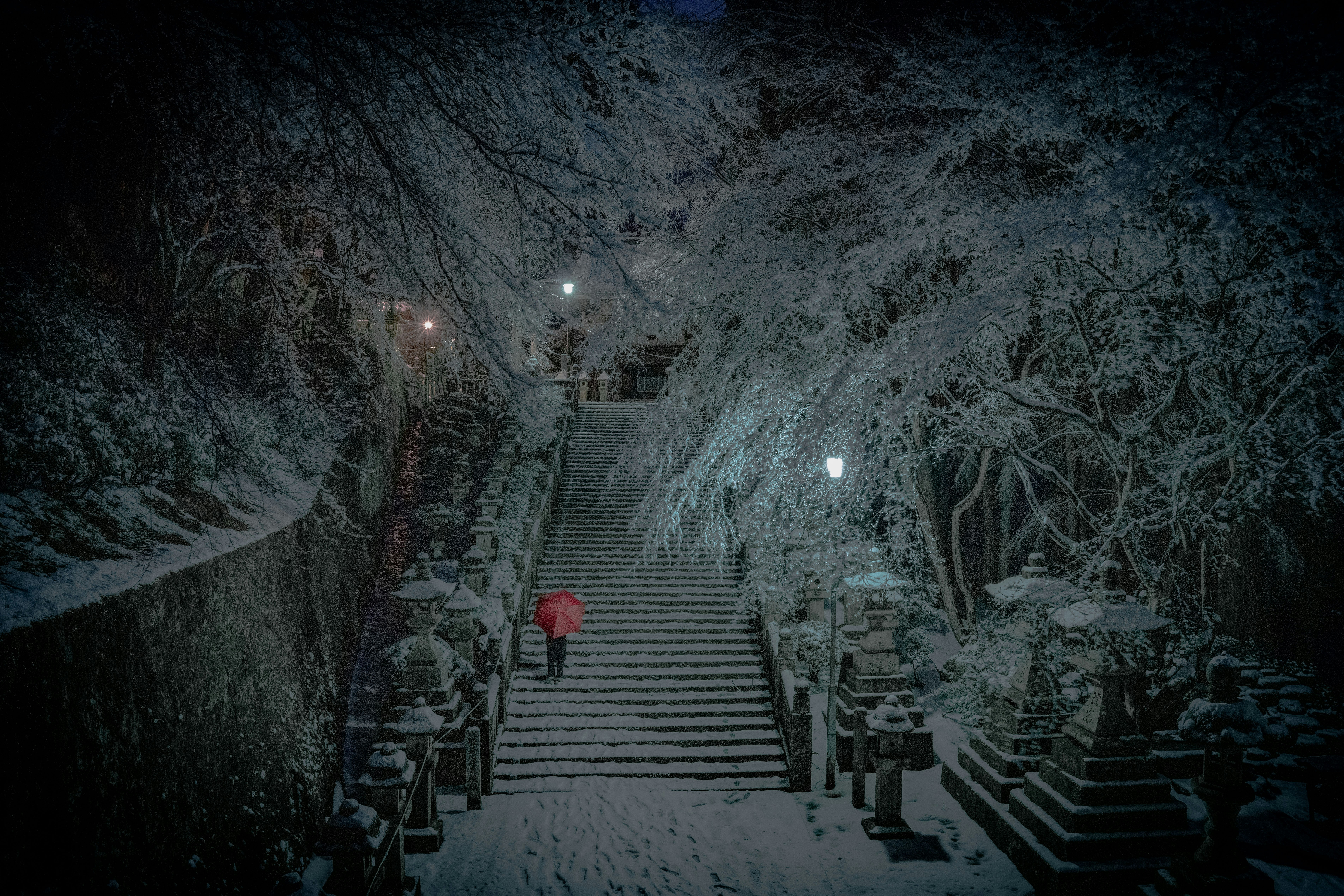 積雪覆蓋的石階通向燈籠照亮的小路
