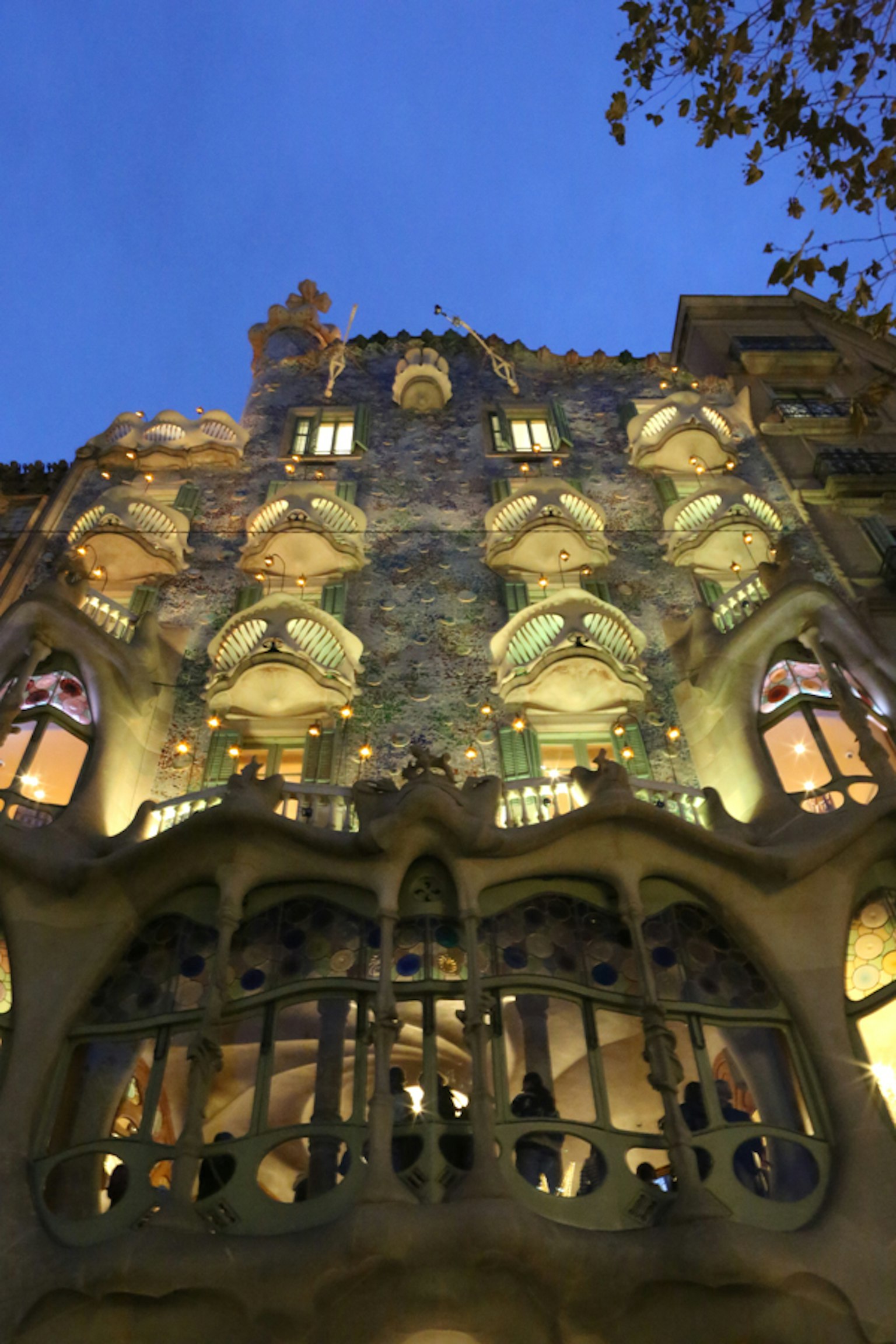 Nachtansicht der Casa Batlló in Barcelona mit architektonischen Details und Beleuchtung