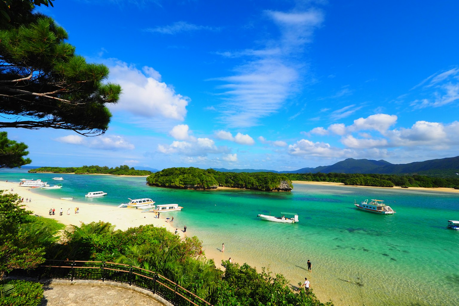 Splendida vista di mare blu e spiaggia di sabbia bianca con barche
