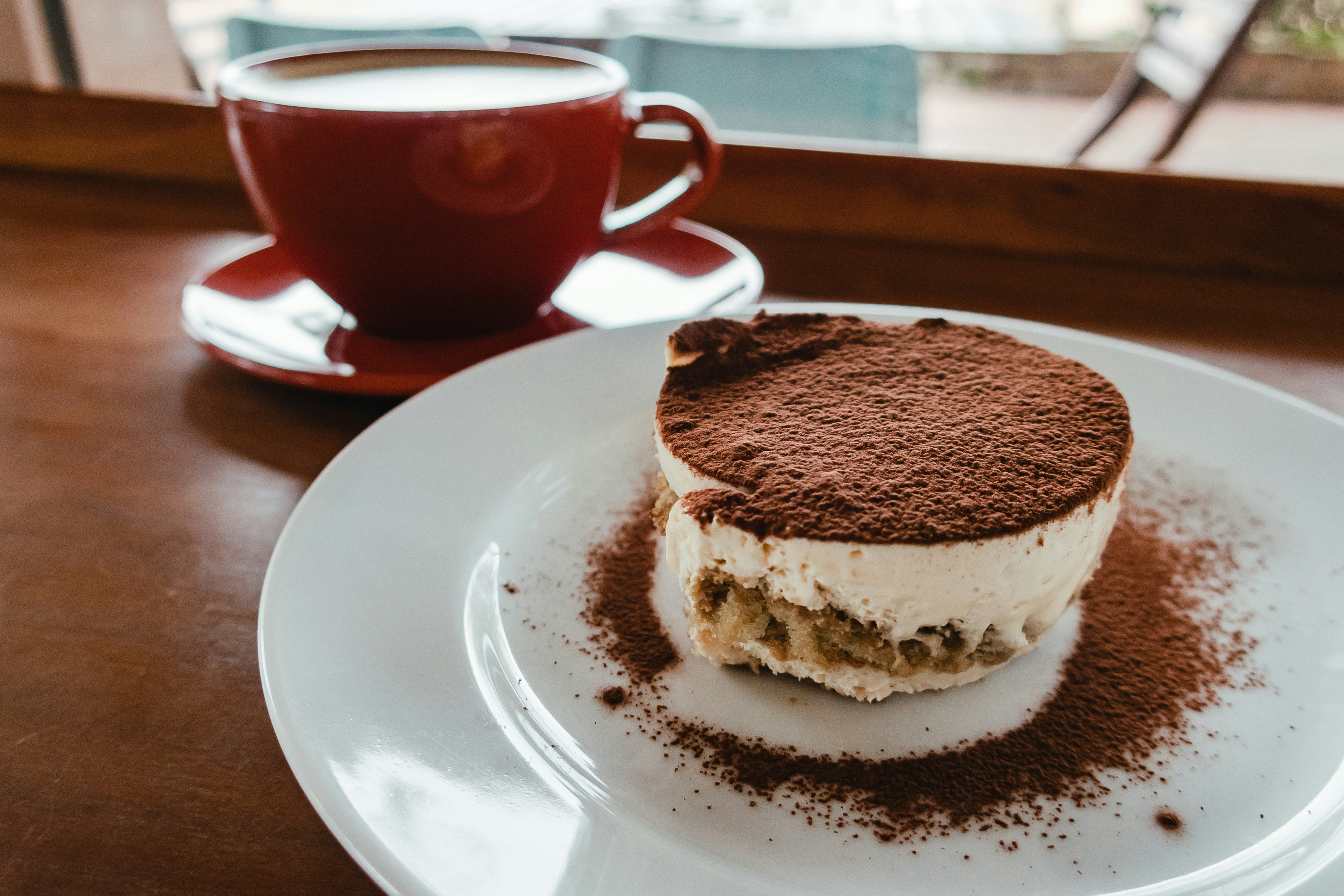 カフェラテとティラミスのケーキが並ぶテーブル
