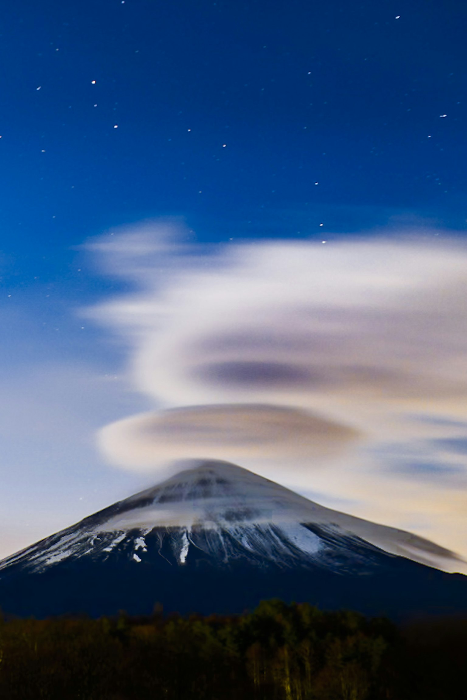 Monte Fuji con una cima innevata sotto un cielo stellato