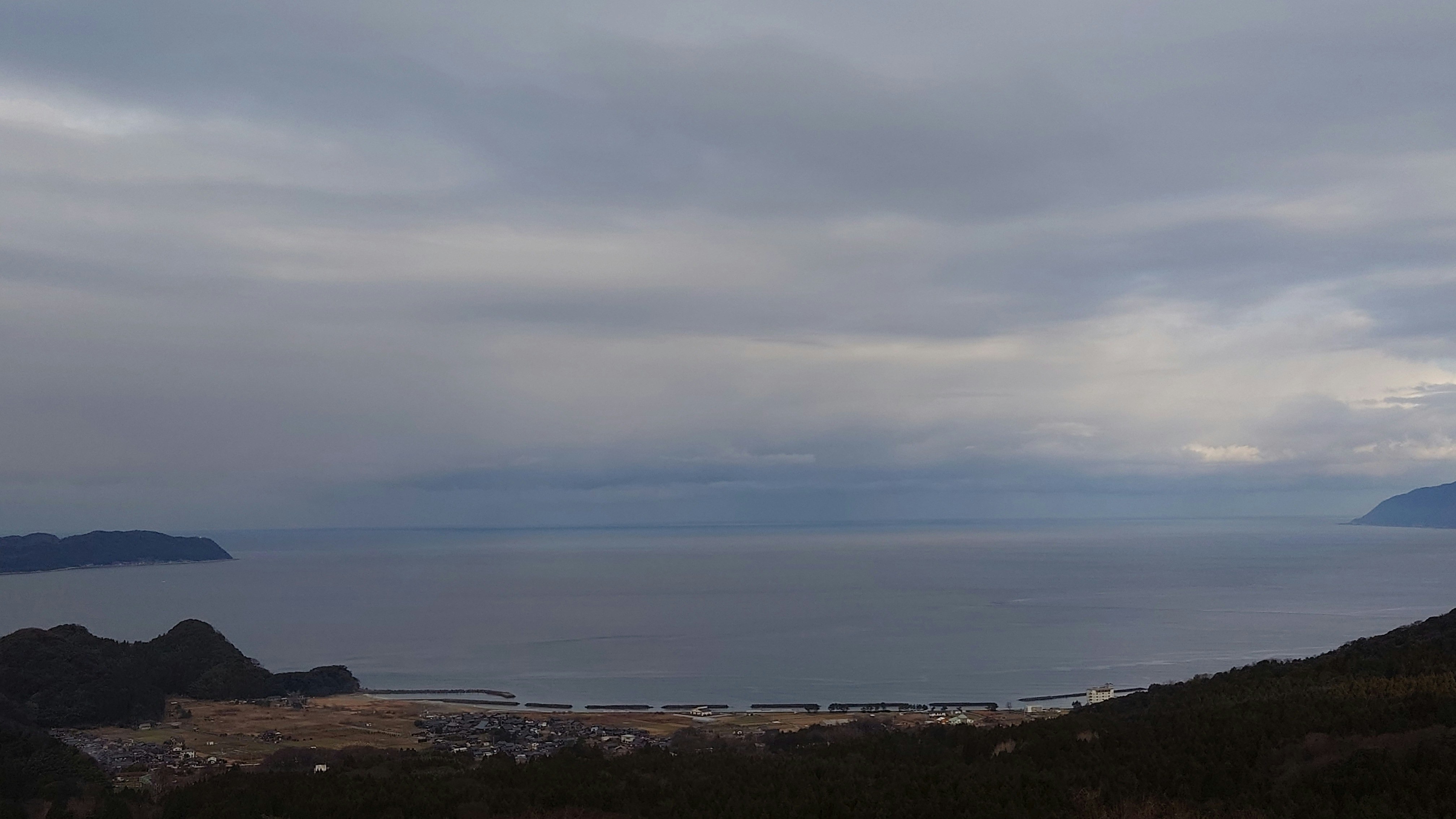 敦賀湾を望む海岸の景色