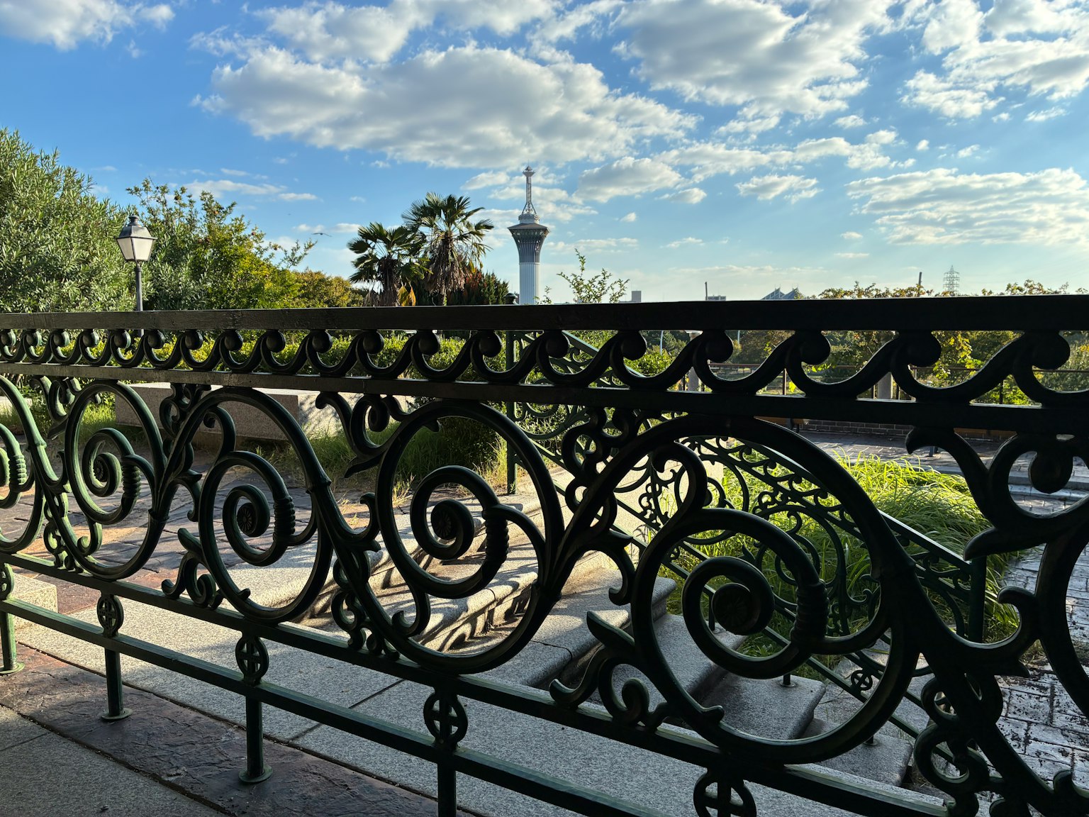 Diseño gráfico simple con fondo oscuro